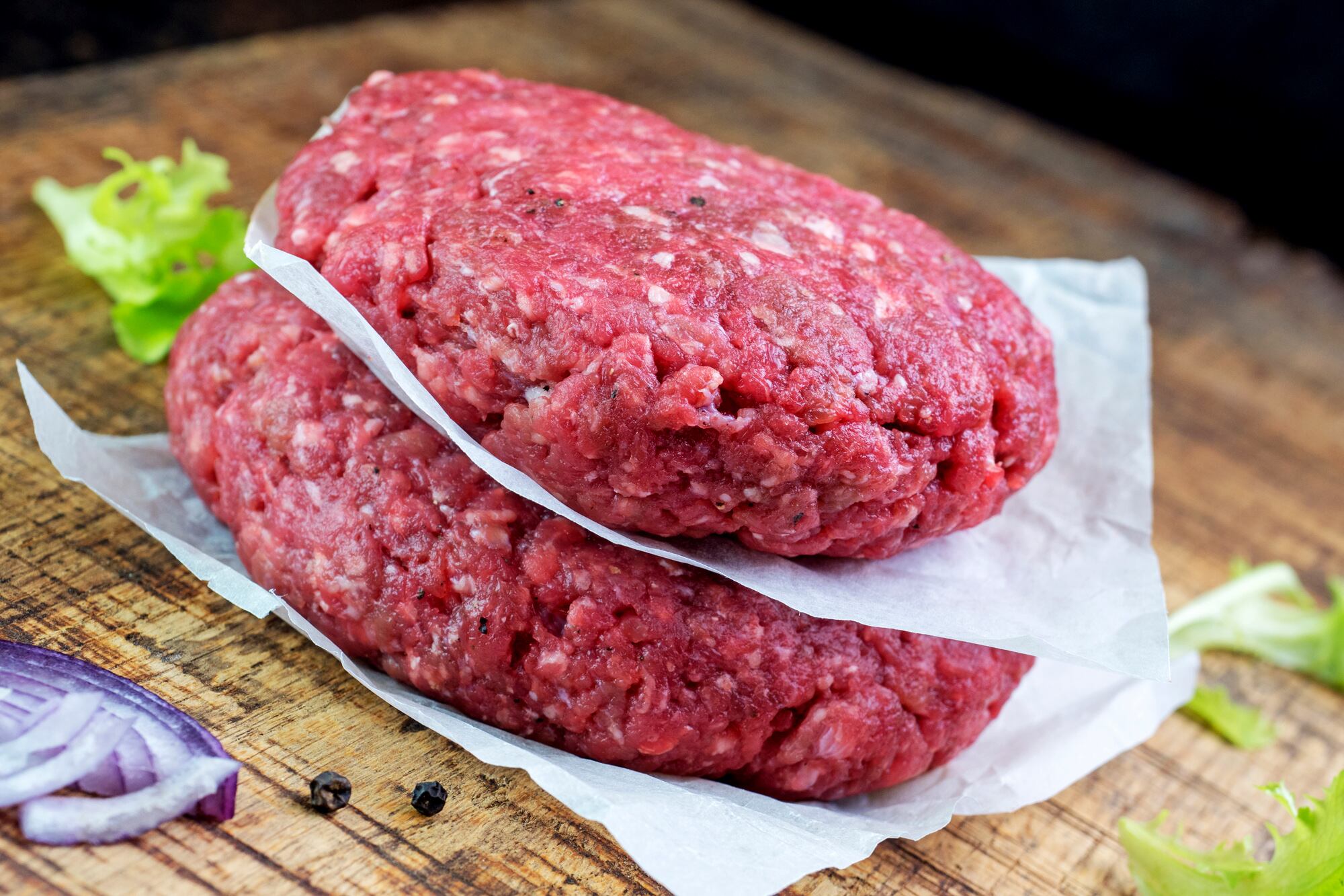 El origen principal de los brotes son los productos de carne picada cruda o poco cocinada