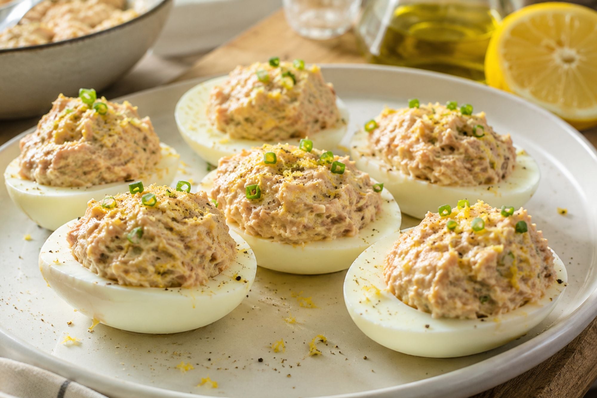 Los mejores huevos rellenos de atún se hacen en 12 minutos, con mayonesa de limón y un chorrito de vinagre, según los especialistas