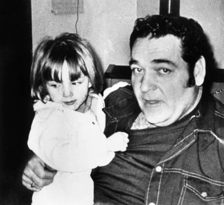 Ken con una de sus hijas, Tina, en 1980 (Getty Images)