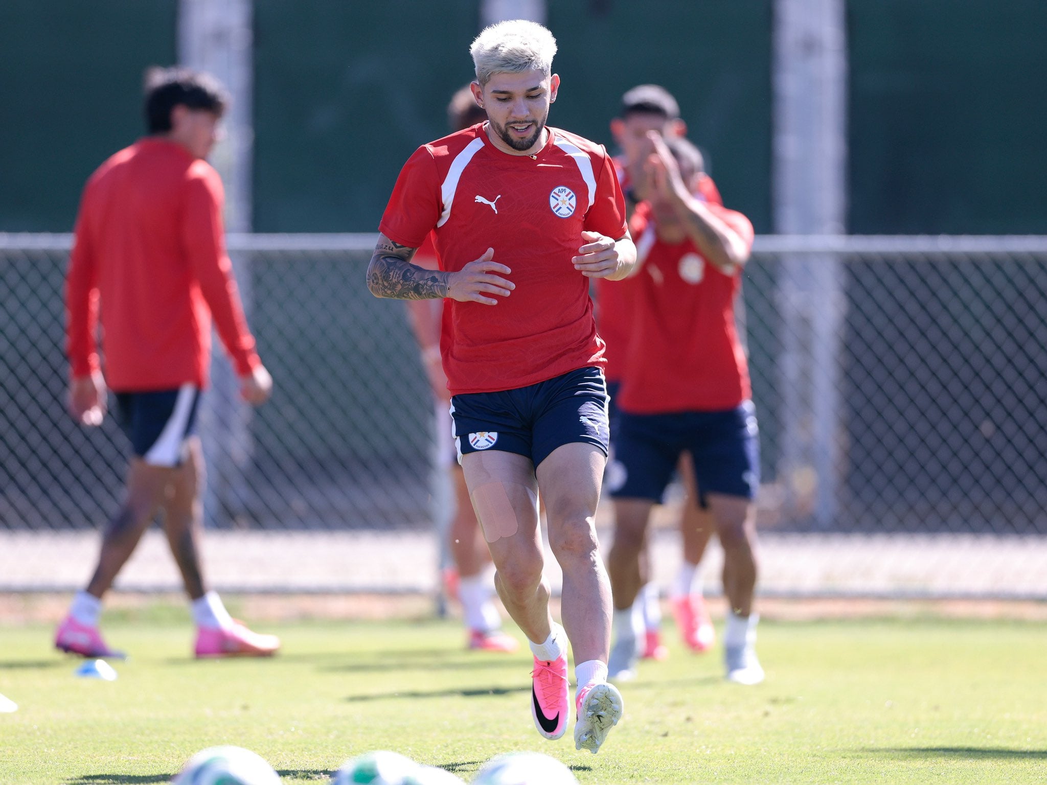 Julio César Enciso, recuperado de su lesión, hace ejercicios físicos durante un entrenamiento de Paraguay en Estados Unidos