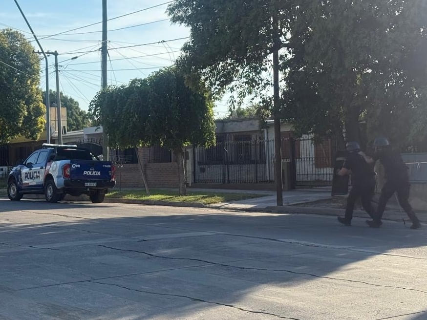 Violencia sin fin: lanzaron una granada a un patrullero luego de que detuvieran a dos personas en una villa de Córdoba