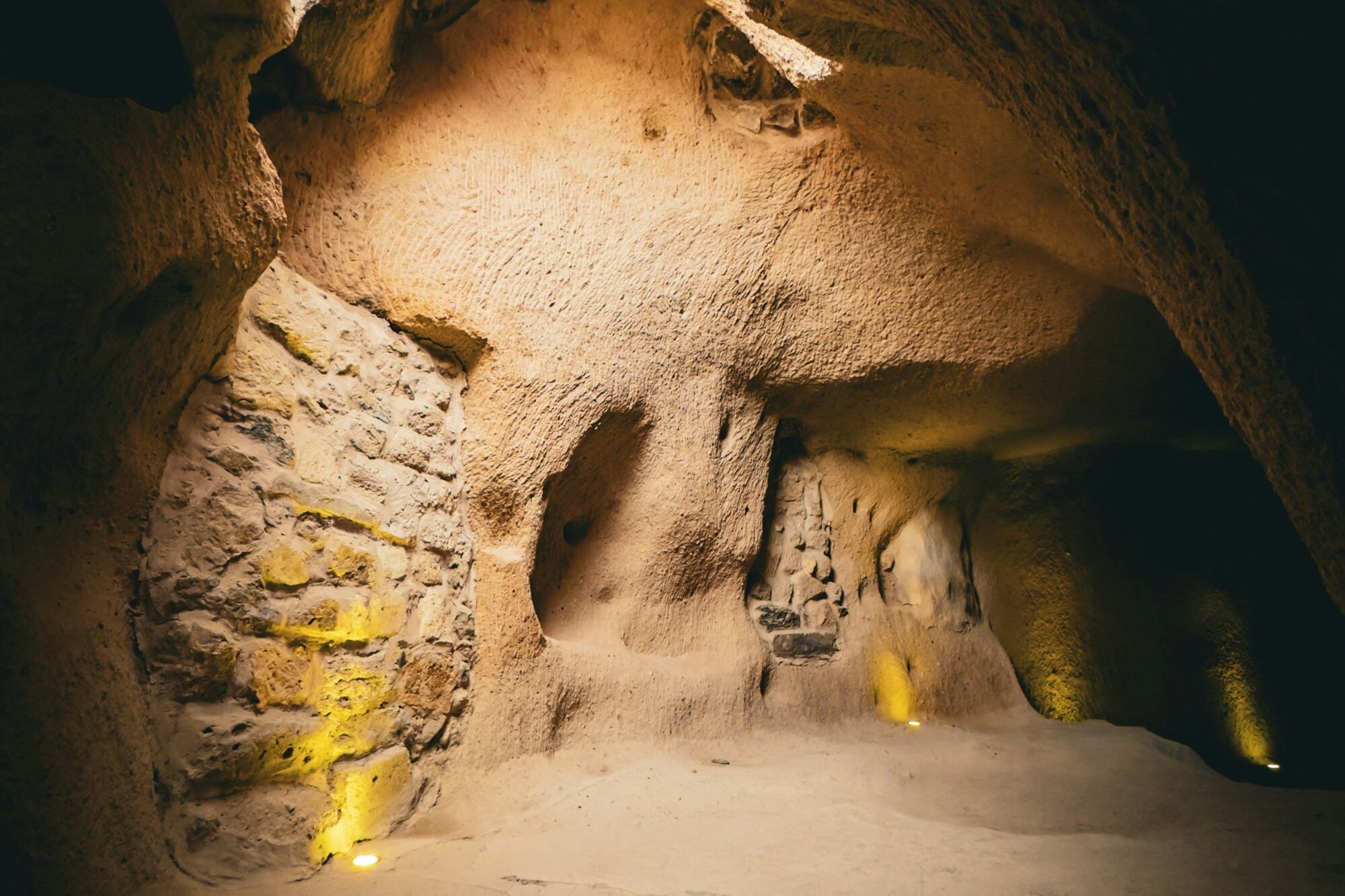 Arqueólogos abrieron una cámara sellada por 350 años bajo un castillo en Ucrania: qué encontraron