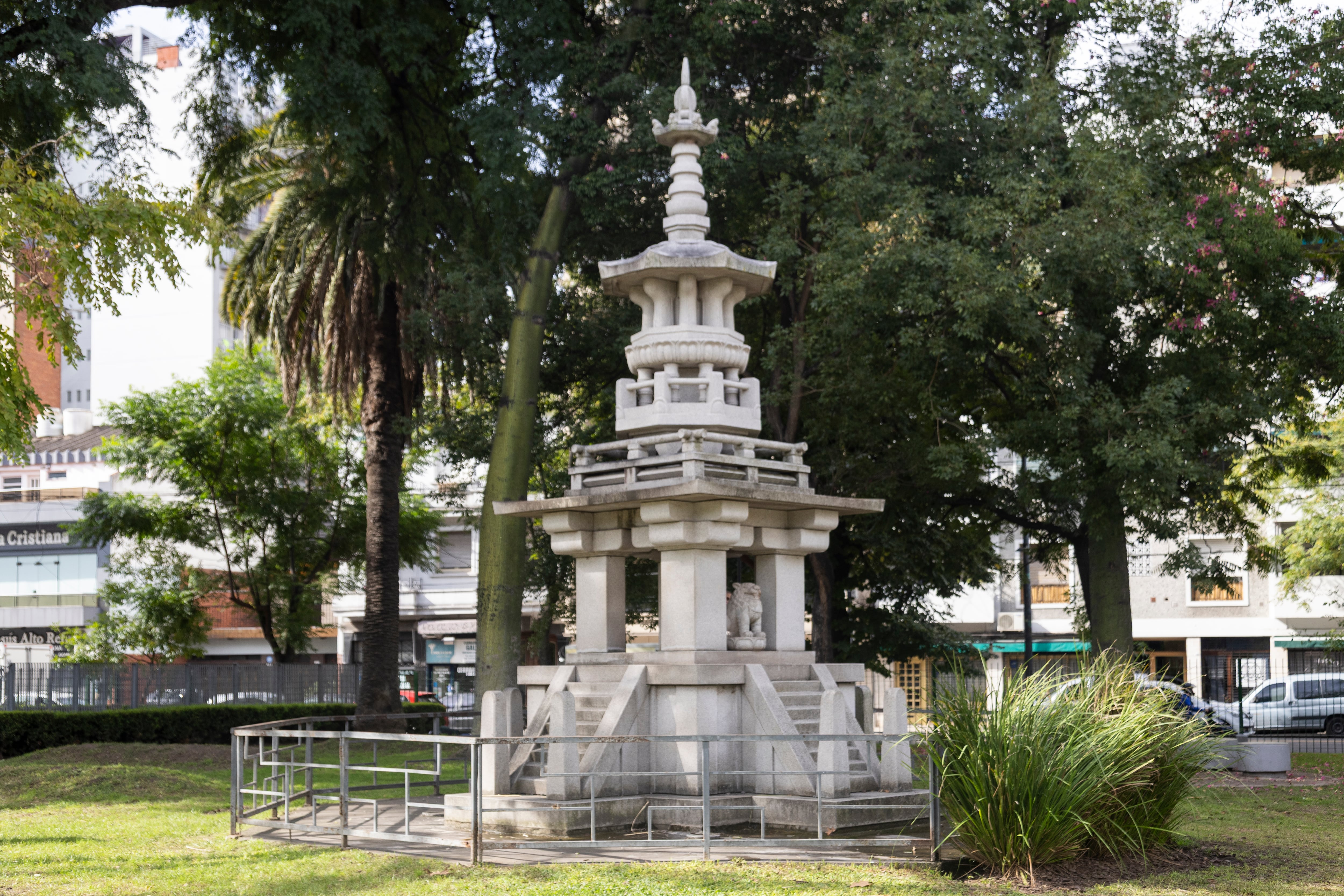 La plaza del Ángel Gris cuenta con una réplica de la pagoda Dabotap del templo coreano de Bulguksa, regalo de ese país a la Argentina