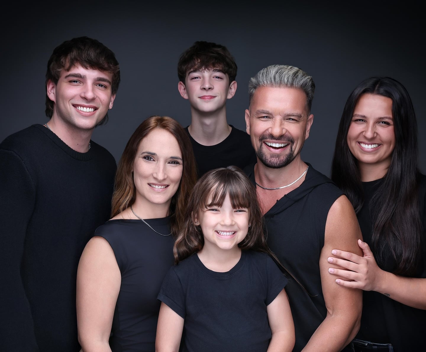 Germán Barcelo junto a su esposa e hijos