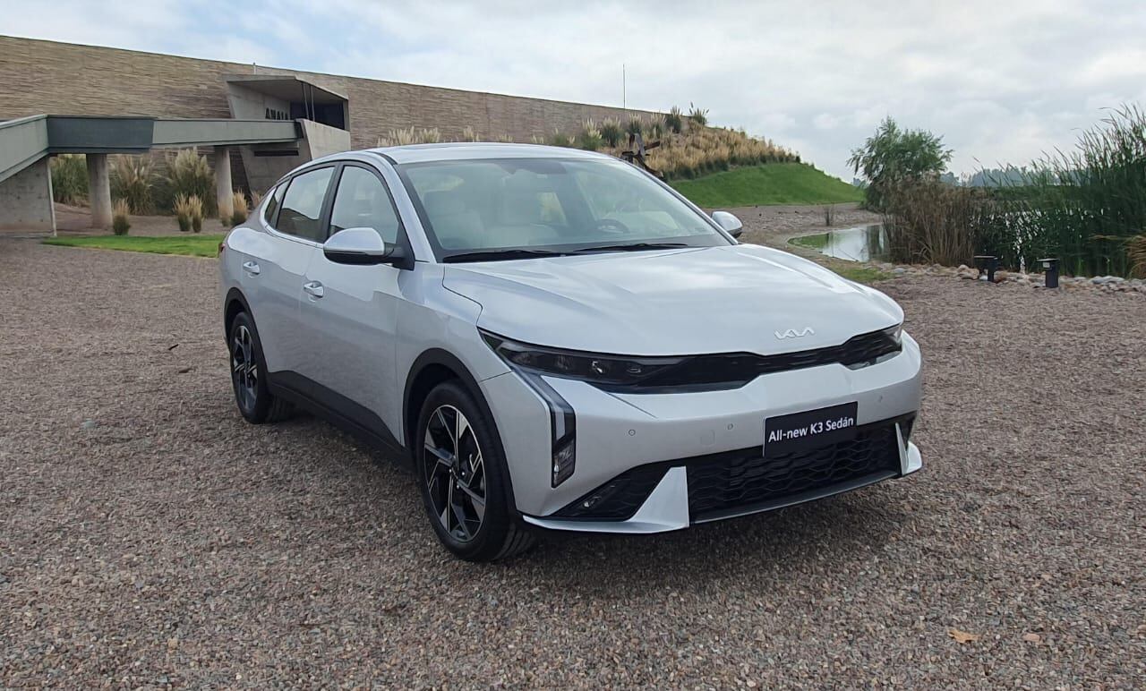 El Kia K3 se ofrece tanto en versión hatchback como sedán