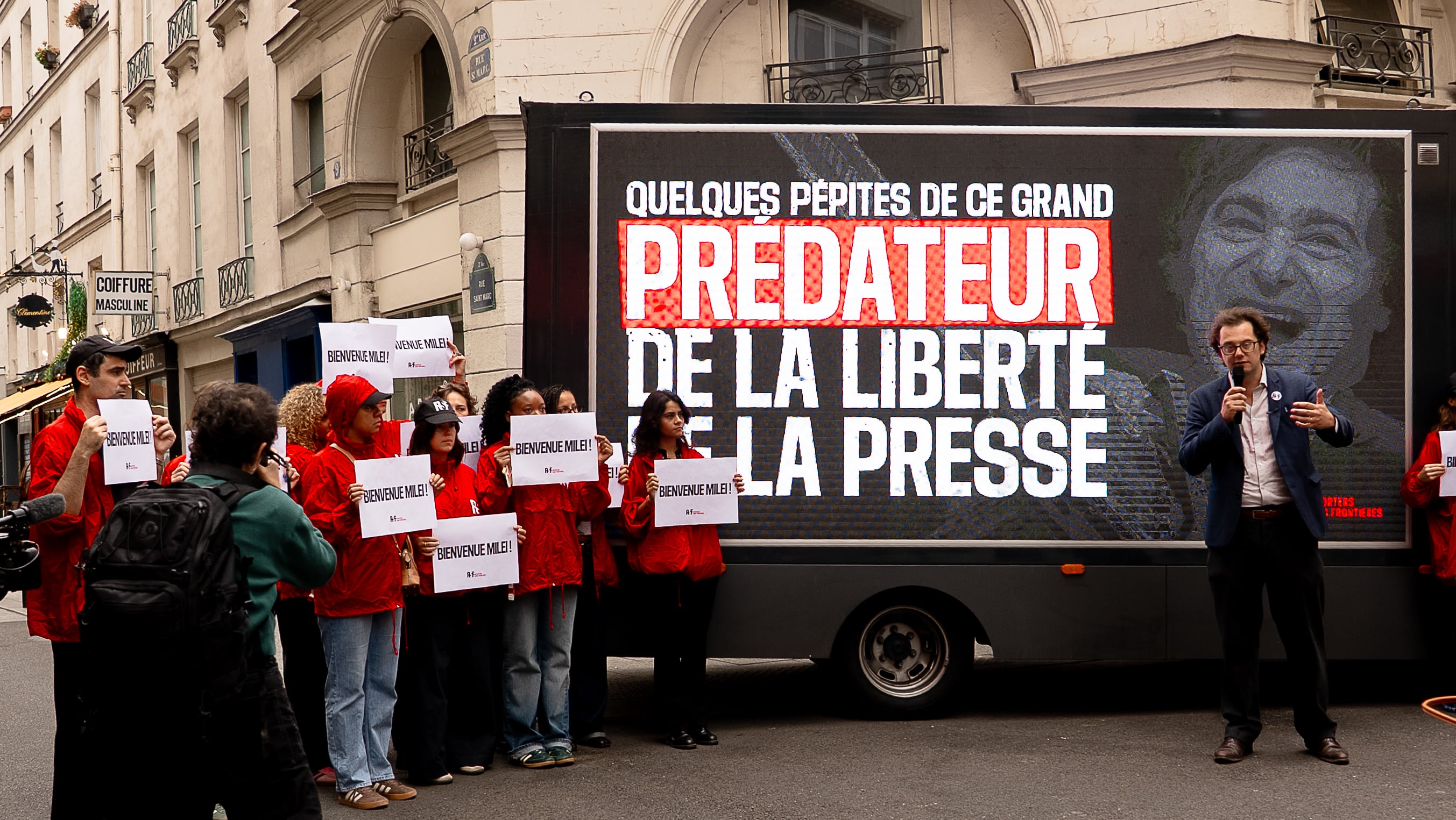 Una de las paradas de la protesta de Reporteros Sin Fronteras contra Milei en París