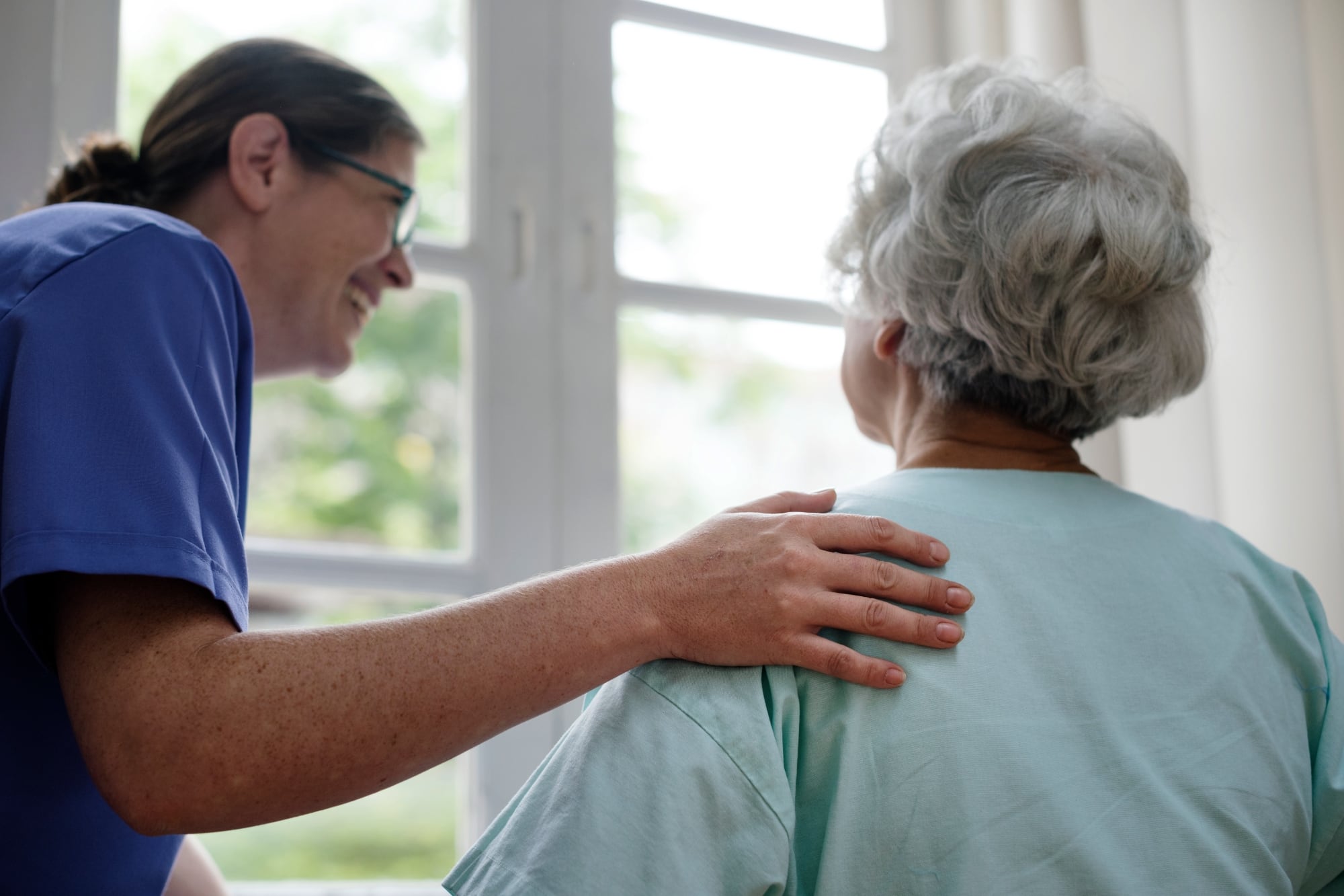 Cuánto cobran las niñeras y cuidadoras de adultos en Estados Unidos en noviembre de 2025