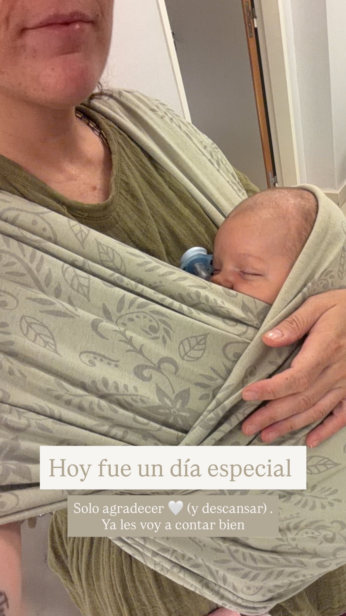 Juana Repetto saliendo de la clínica junto a su bebé