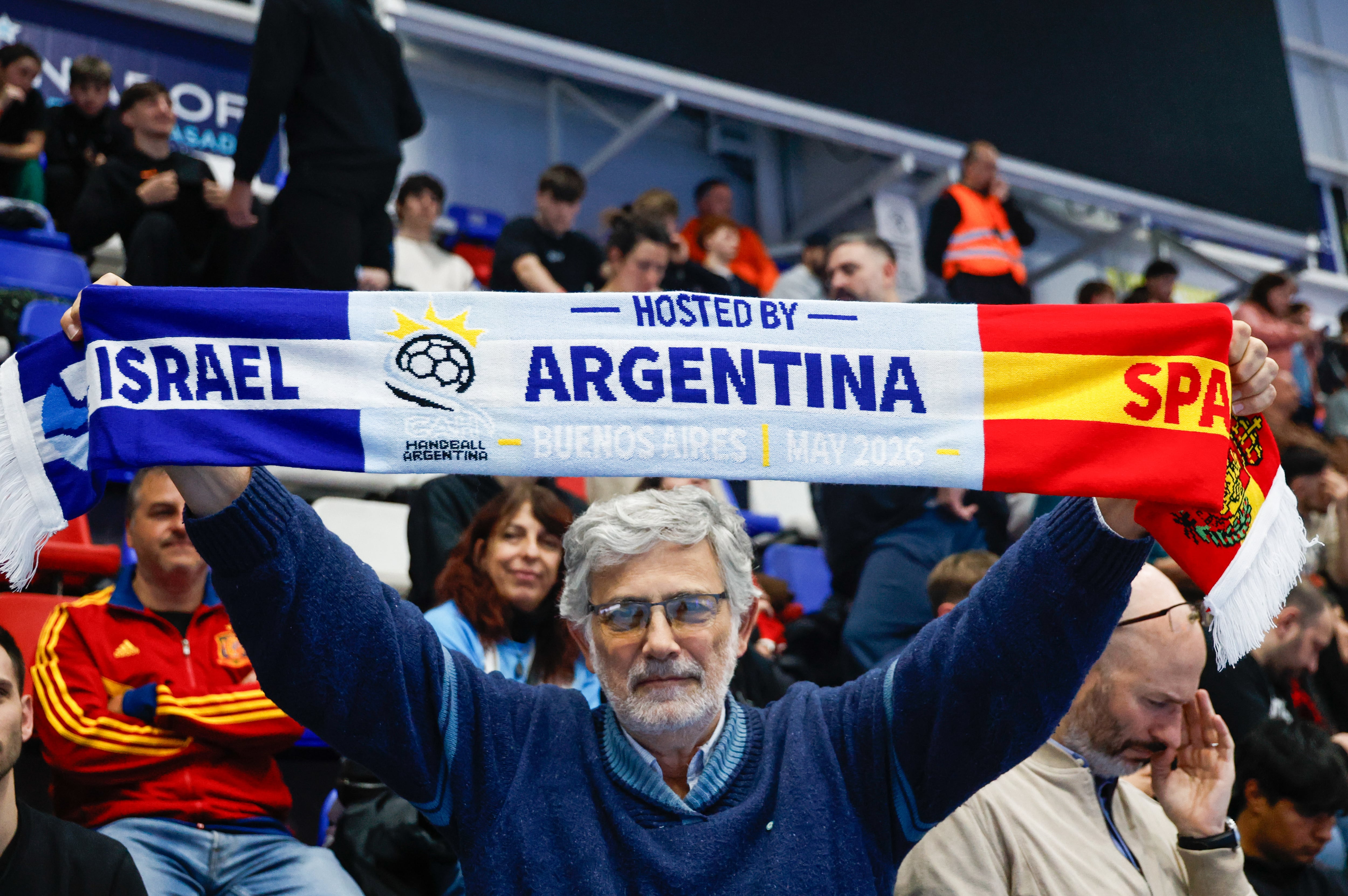 Una enorme bufanda, todo un símbolo