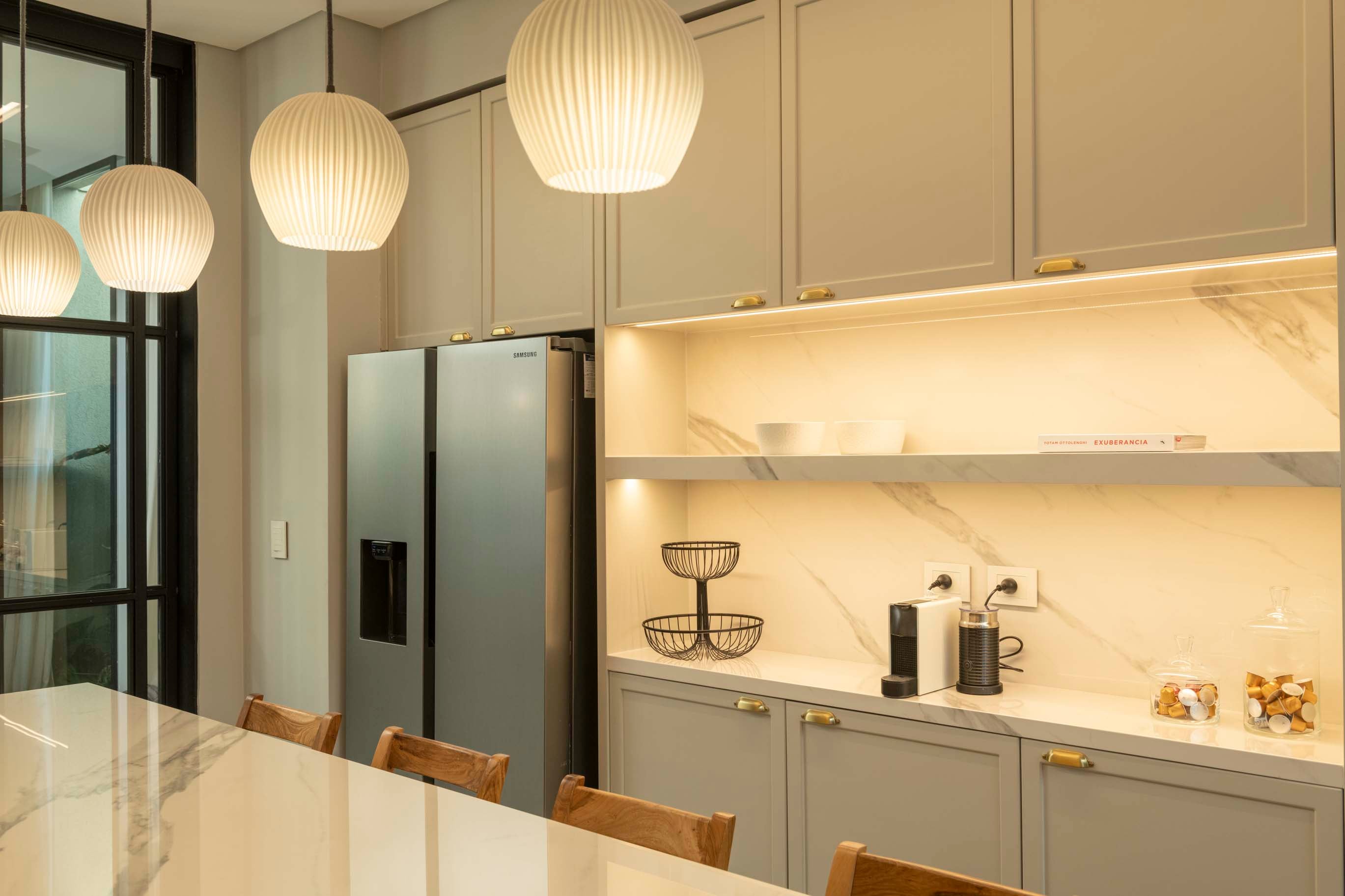 El sector de coffee station se revistió completamente en Dekton para destacarlo como un espacio protagonista.