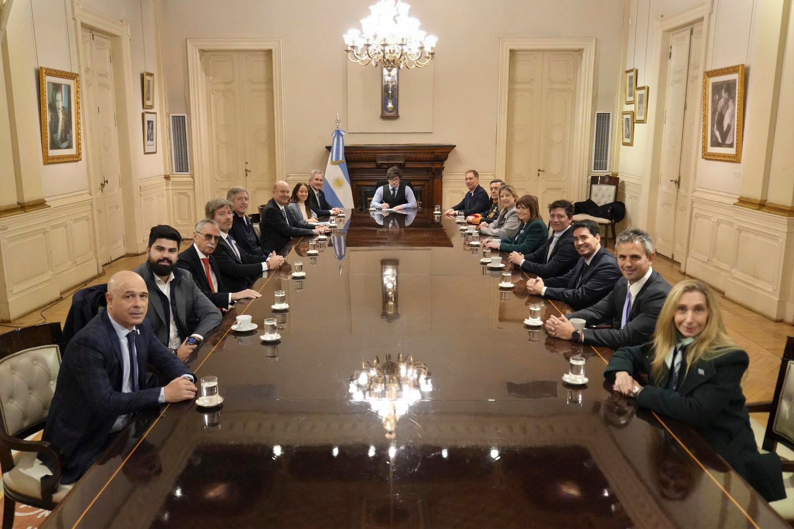 Tras participar del Tedeum por el Día de la Independencia en la Catedral Metropolitana de Buenos Aires, el presidente Javier Milei encabezó una reunión de Gabinete en Casa Rosada.