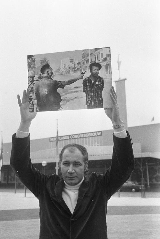 Eddie Adams, fotógrafo de Associated Press sostiene la imagen que le valió el Premio Pulitzer de Fotografía de Noticias en 1969.