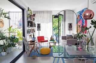 Un ambiente lateral pensado como patio interno le da aire y verde a un atípico dos ambientes