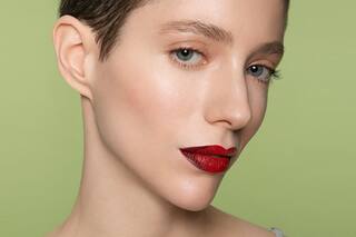 Secretos para maquillarte los labios de rojo