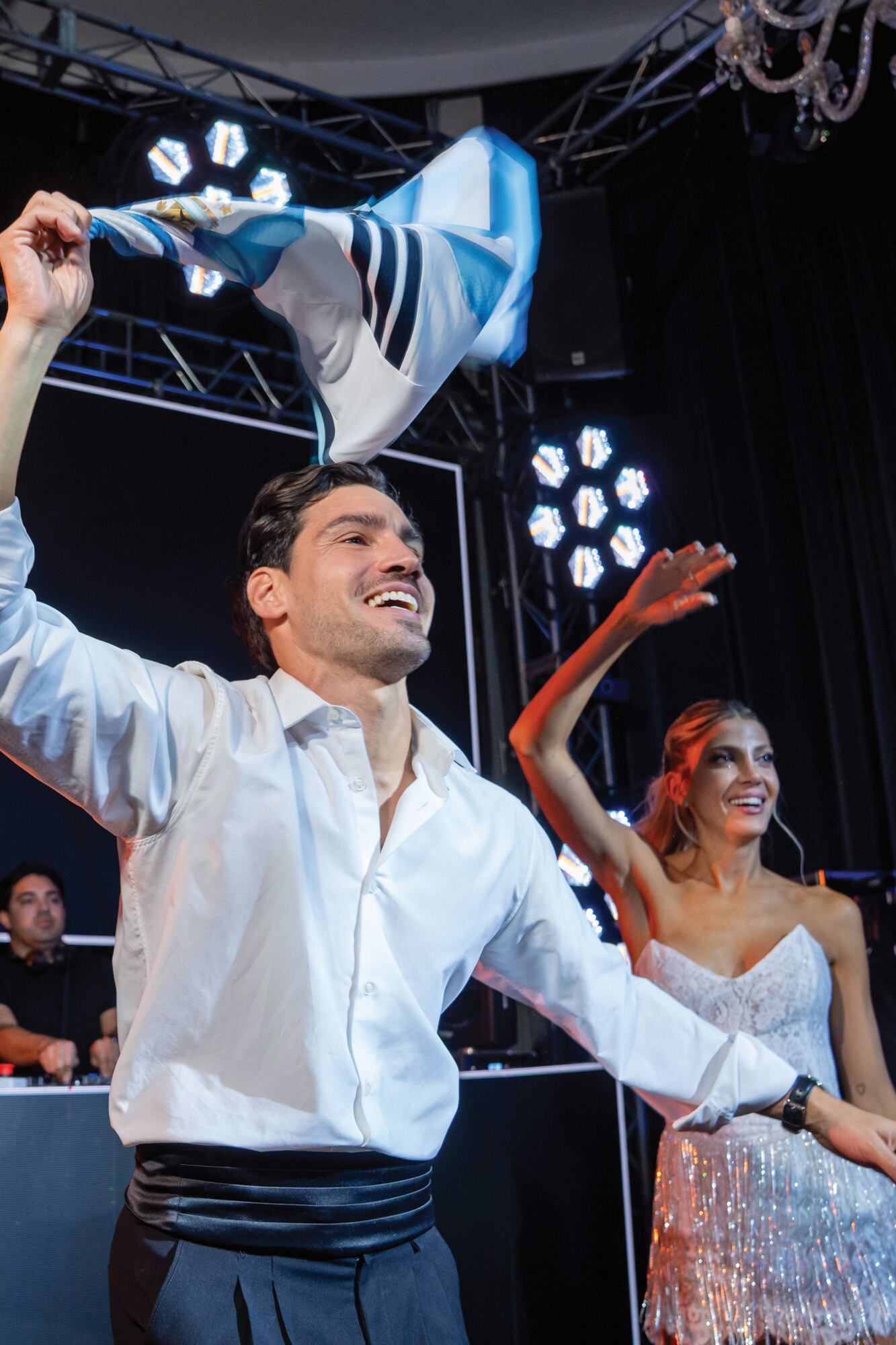Así como ella lanzó al aire veinte
brazaletes de Pandora para sus más amigas, Nicolás regaló una camiseta de la selección
argentina y tres pelotas de fútbol
