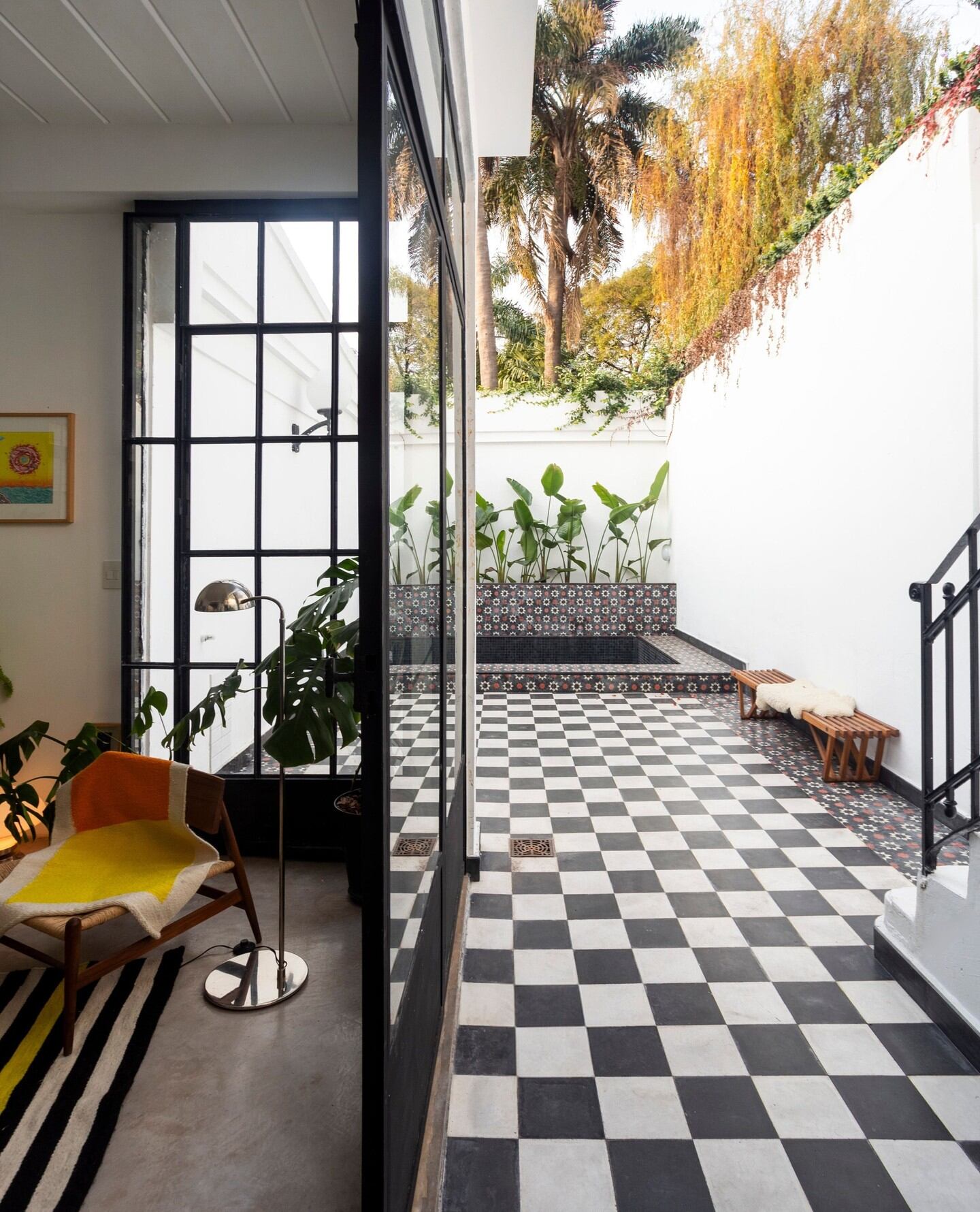 Al fondo, una pileta con tratamiento de estanque, para que siga ofreciendo buena imagen aun en los meses cuando no se usa