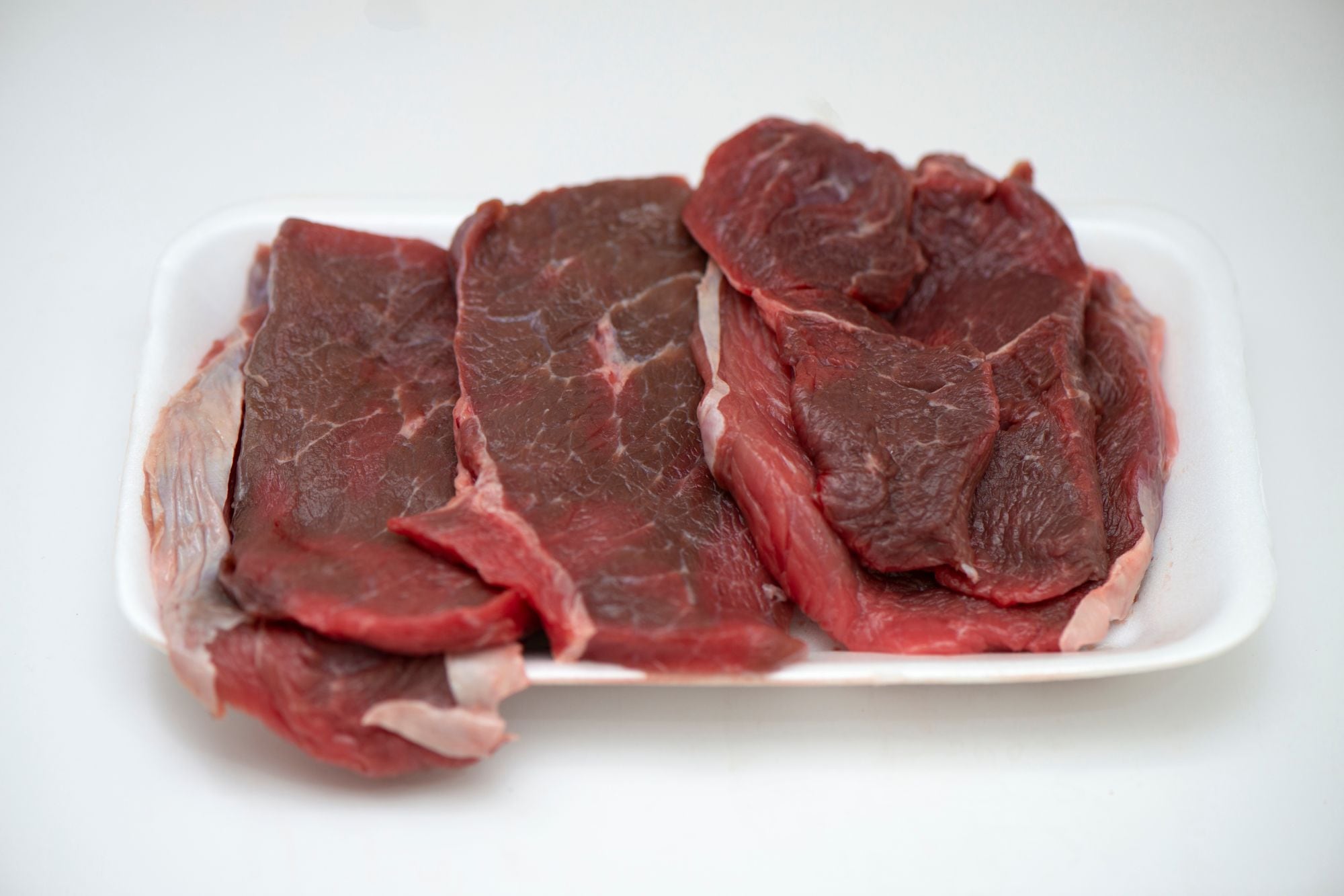 Aunque la carne puede oscurecerse por oxidación, la aparición de tonos verdosos, grises apagados o manchas extrañas representa una alerta ineludible