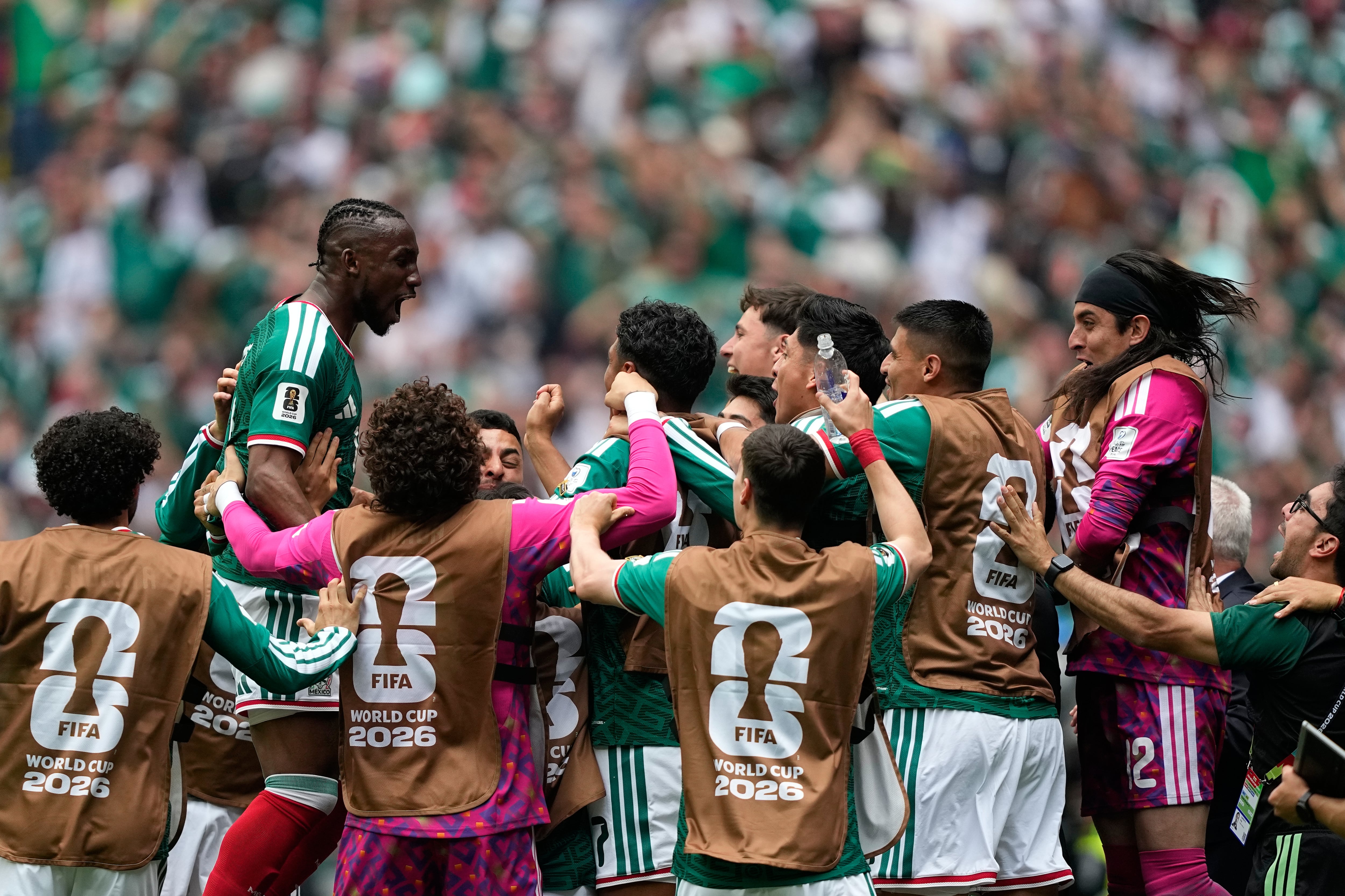 Julián Quiñones, de México (izquierda), celebra tras marcar el primer gol durante el partido de fútbol del Grupo A de la Copa Mundial entre México y Sudáfrica en la Ciudad de México, el jueves 11 de junio de 2026