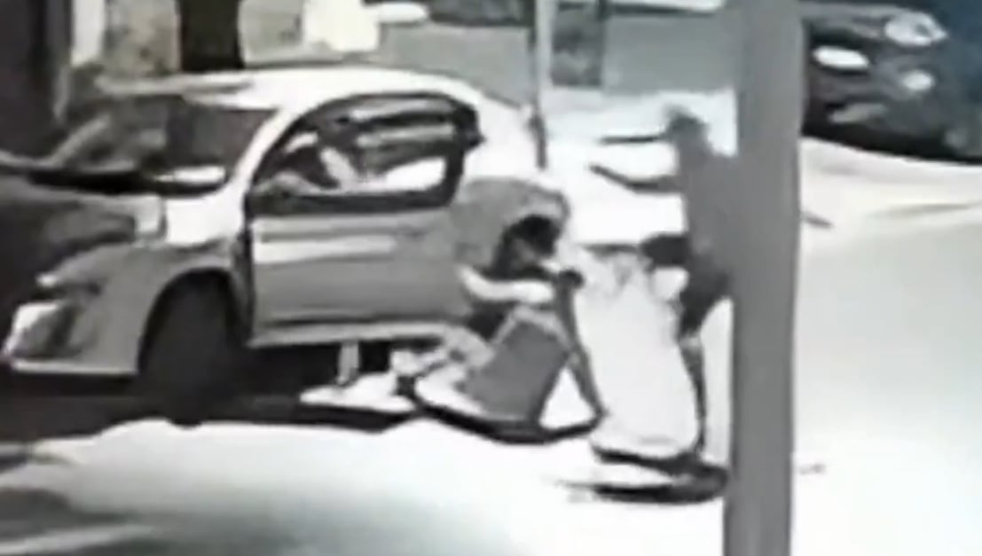 Brutal ataque en el conurbano: lo tiraron al piso y le dieron una patada en la cabeza para robarle el auto