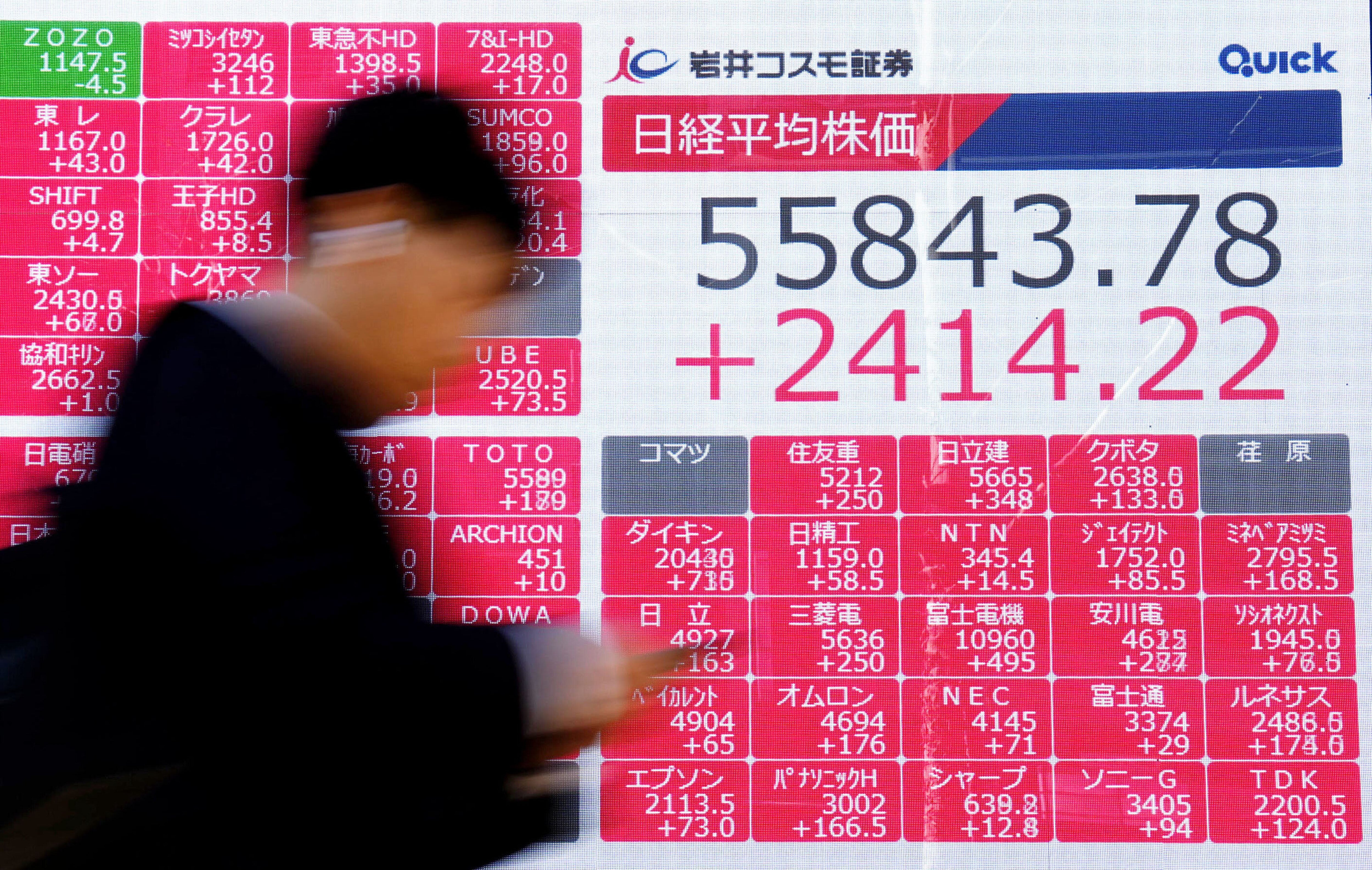 JD Vance anunció que hubo “bastante progreso” en las conversaciones con Irán 17 Una persona pasa ante una pantalla con el índice bursátil japonés Nikkei, en Tokio, el miércoles 8 de abril de 2026. (Yuya Shino/Kyodo News via AP)