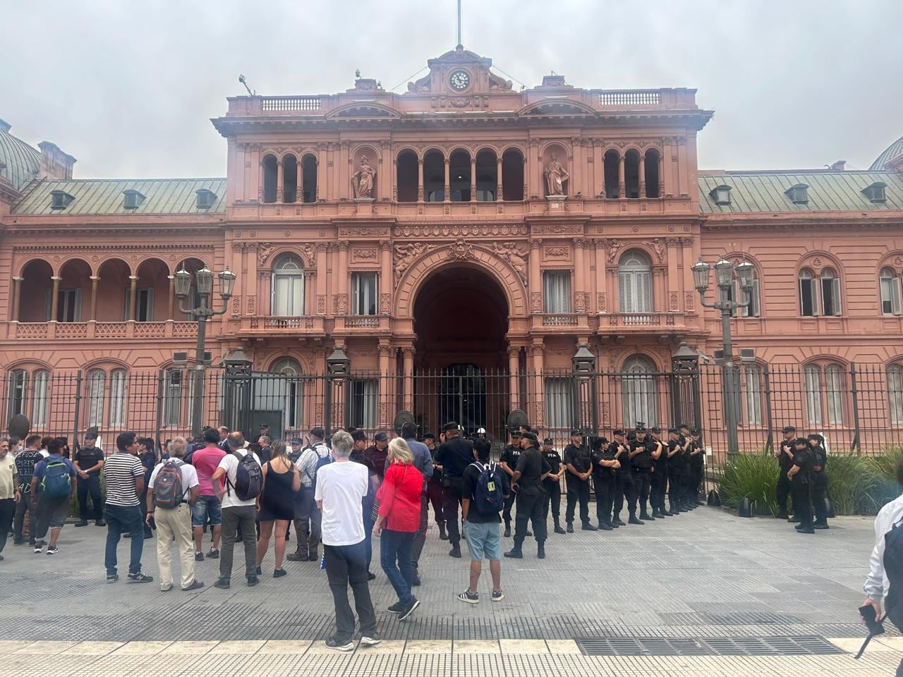 Un suboficial de la Policía Federal se encadenó en la Casa Rosada para exigir una mejora salarial y denunciar corrupción en la fuerza de seguridad
