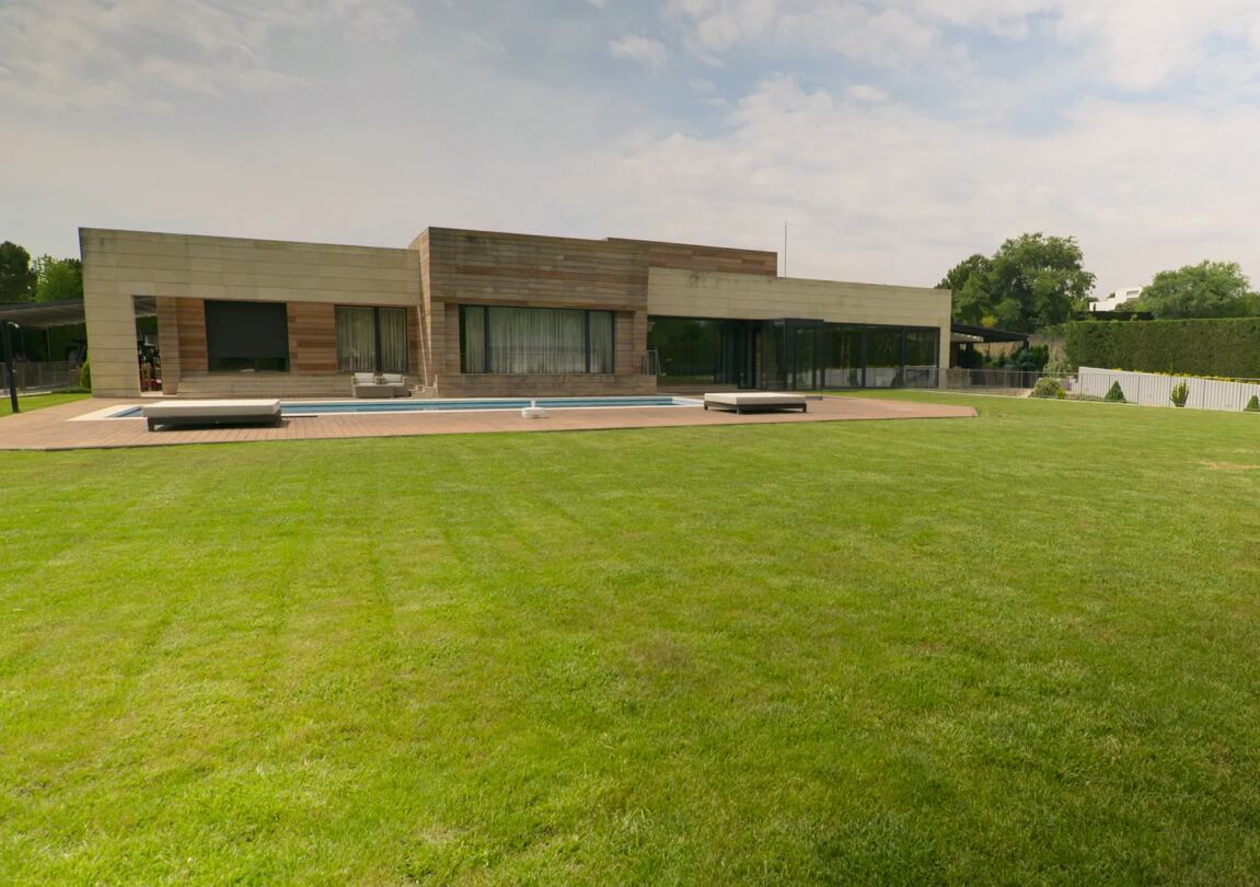 La casa cuenta con un amplio jardín, pileta, gimnasio, sauna y un garaje con espacio para seis vehículos.