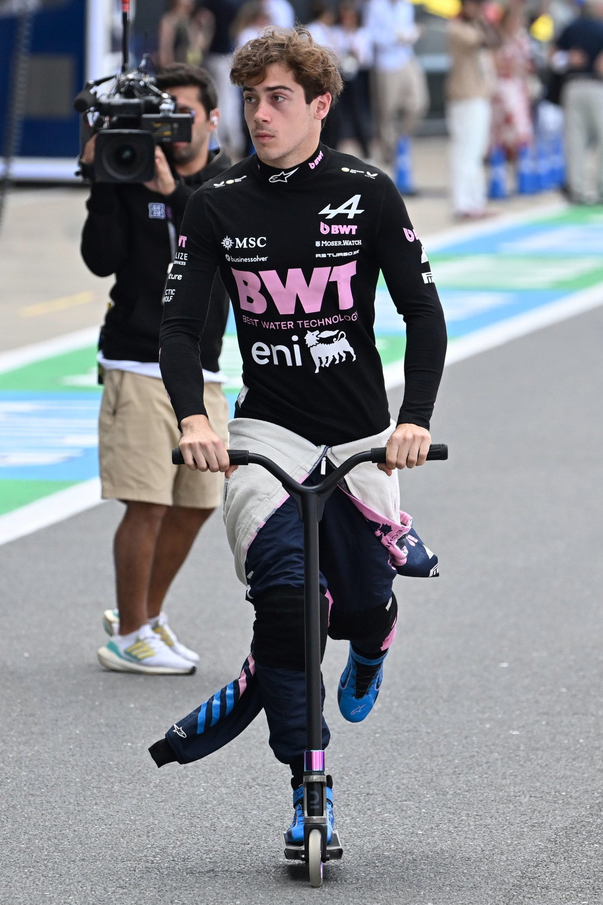 Colapinto, arriba de un scooter a minutos del arranque de la carrera (Peter Powell/Pool via AP)