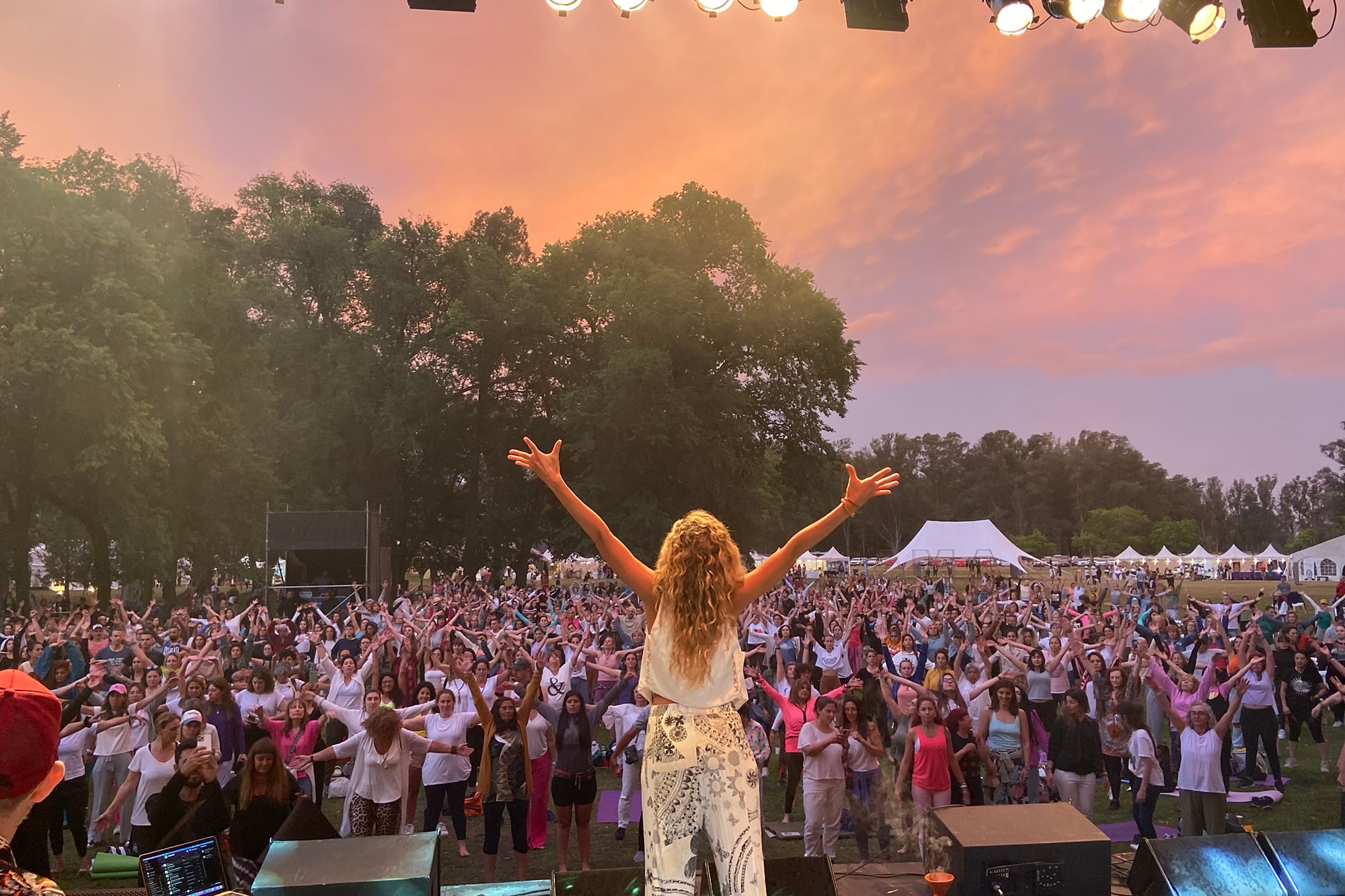 Es argentina, vivió en Los Ángeles y creó el “Fiestón” una experiencia que fusiona el bienestar con la música electrónica