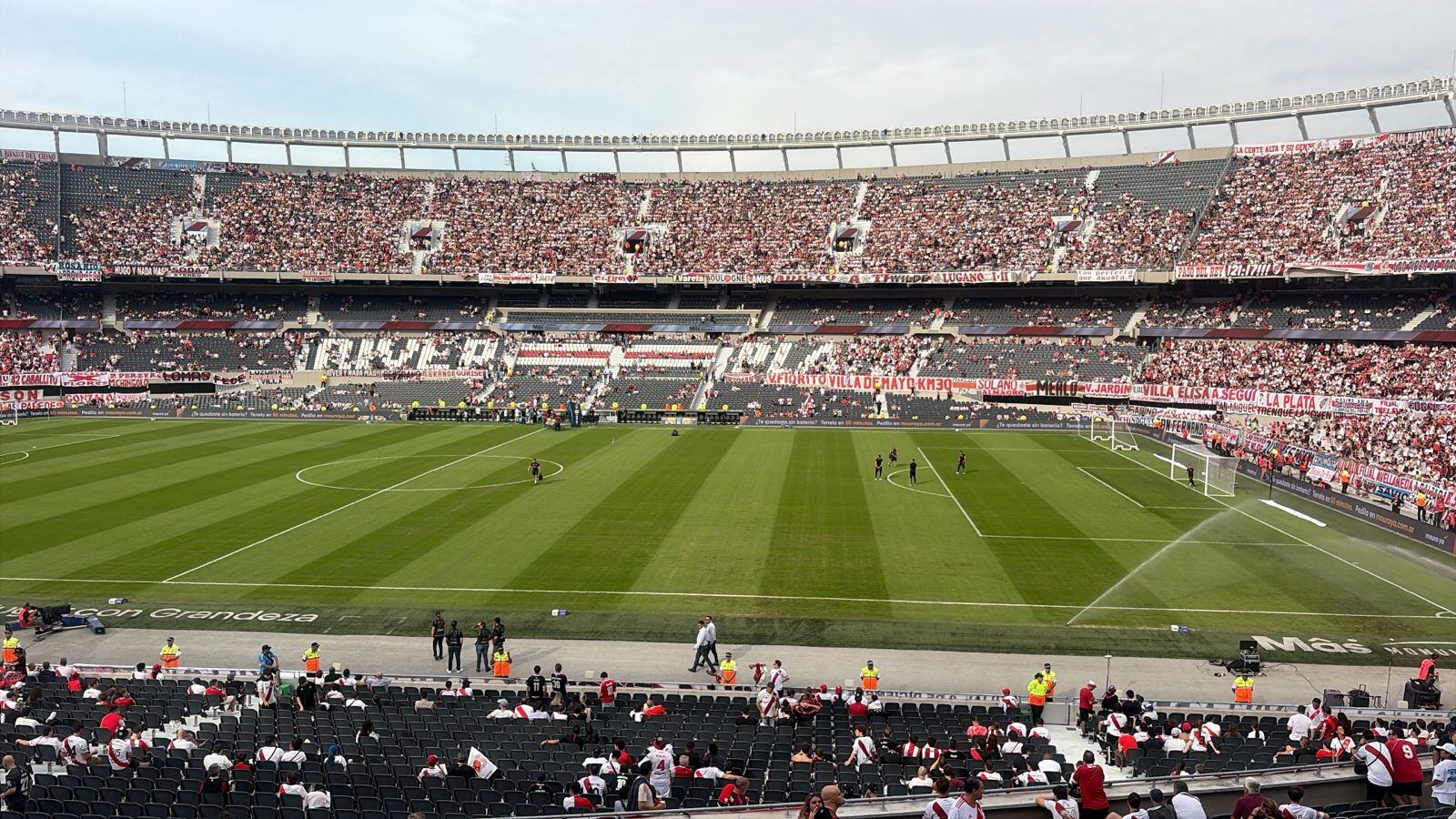 River vs. Boca, en vivo: el minuto a minuto del partido por el Torneo Apertura 2026 13 Los regadores prendidos en el campo de juego