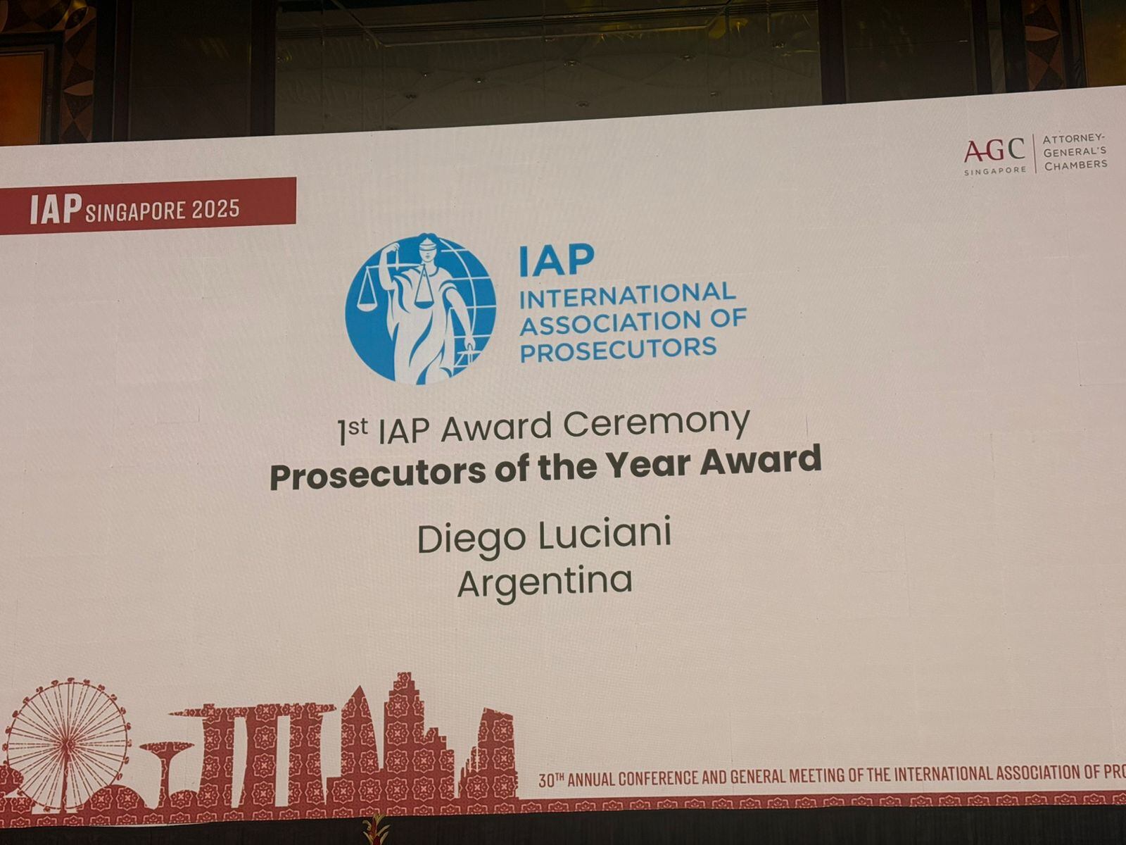 Premian a Luciani en Singapur