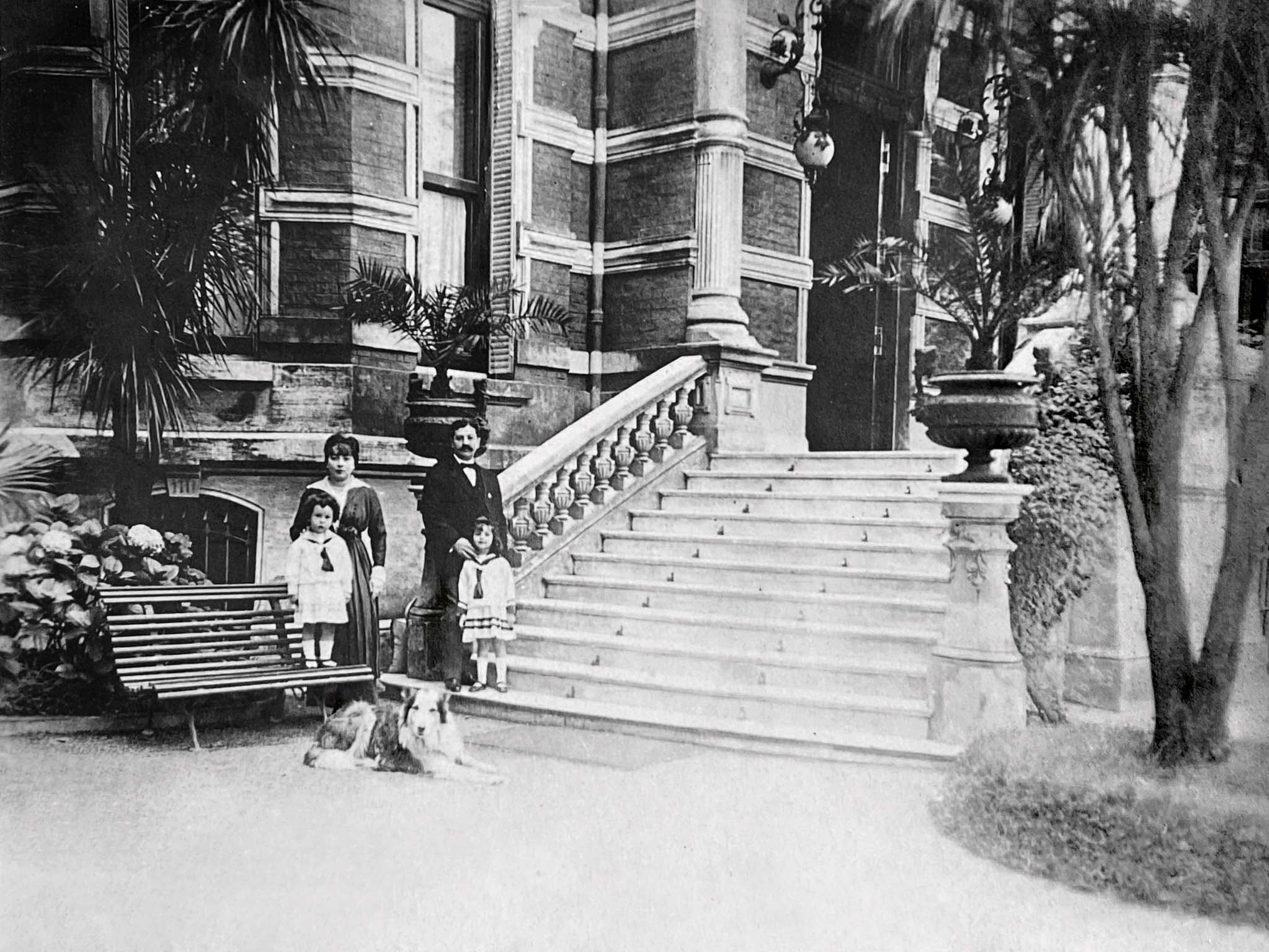 Gustavo A. Frederking Maderna junto a su esposa Sara Sahores, sus hijos Sarita y Gustavo y el perro Yes.