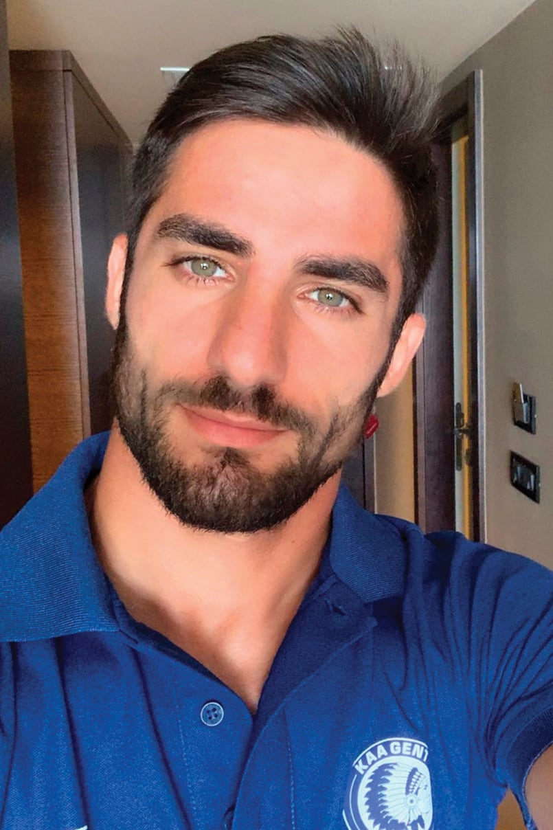 Con una cuenta de Instagram que levanta pasiones desde que la estrenó, el iraní Milad Mohammadi (32) –tiene un hermano gemelo, Mehrdad, que también es futbolista profesional– llamó la atención de los periodistas por su presencia en la cancha y su popularidad estalló hasta hacer de él un fenómeno viral. Dueño de un físico privilegiado y megafashionista, en sus posteos conviven paseos en BMW descapotables con un armario en el que se mezcla ropa de Gucci, Adidas o Pepe Jeans, y ¡el botón de like arde! La estrella del Persepolis F.C. mantiene su vida privada lejos de los medios