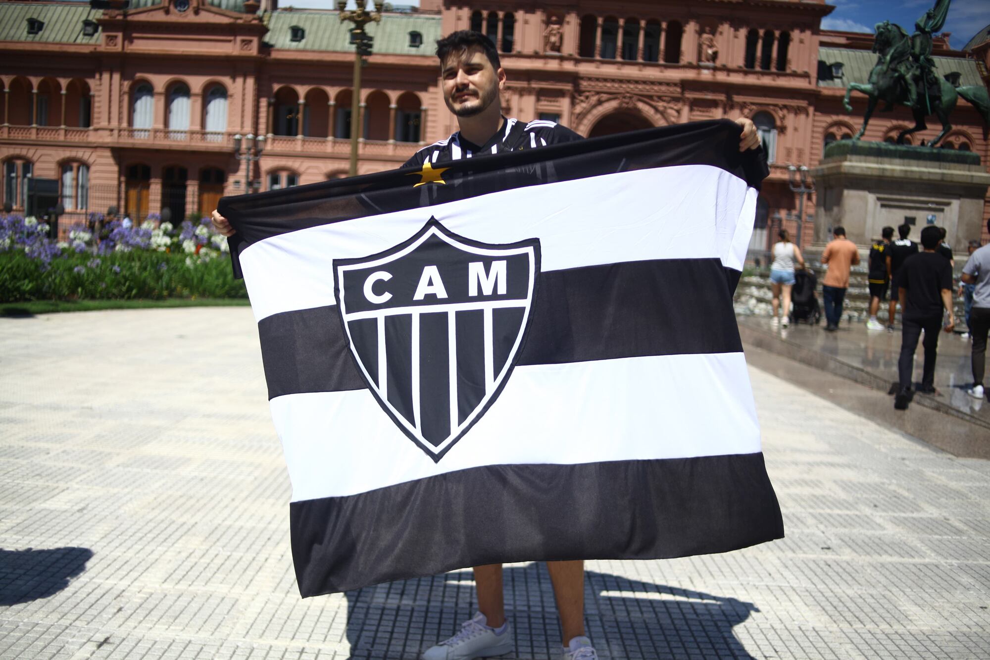 Un hincha del Mineiro en Plaza de Mayo