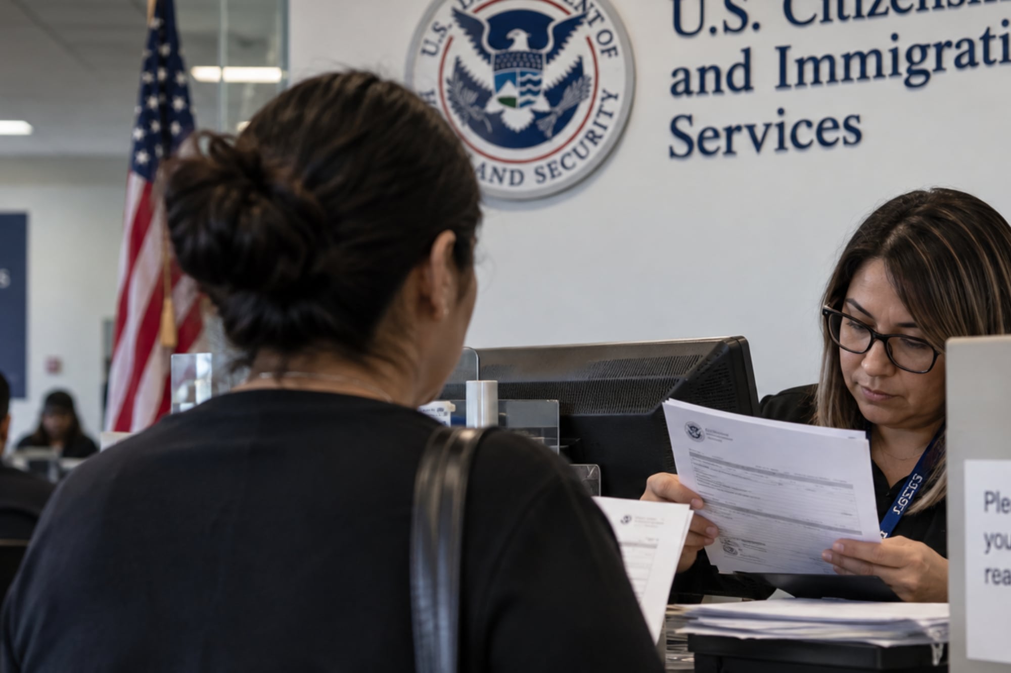 Los funcionarios pueden recurrir a formularios, documentos aportados, bases del DHS y entrevistas para reunir los elementos necesarios antes de tomar una decisión