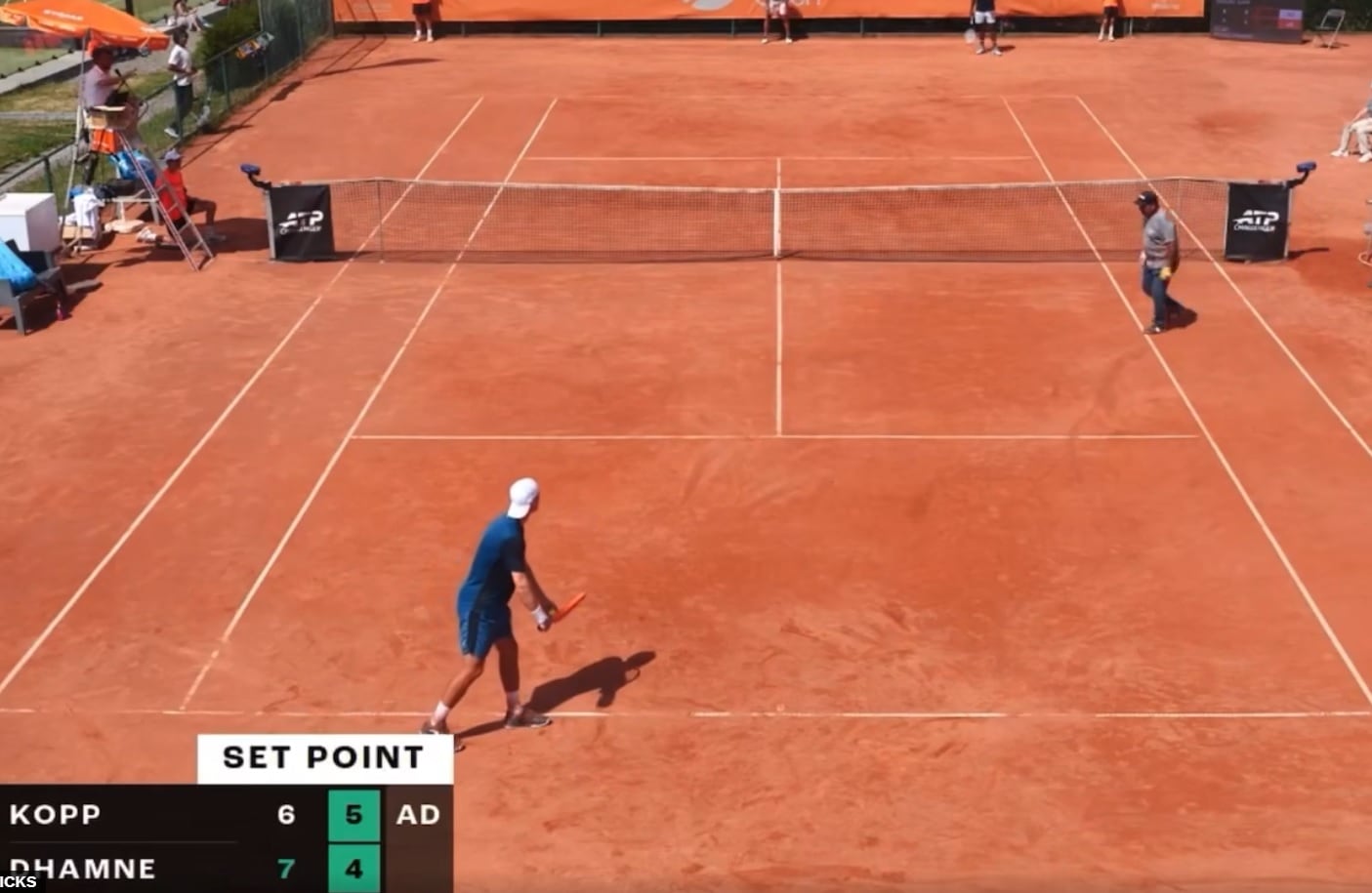 Listo para sacar en un set point, el austríaco Kopp se ve sorprendido por un canchero distrído