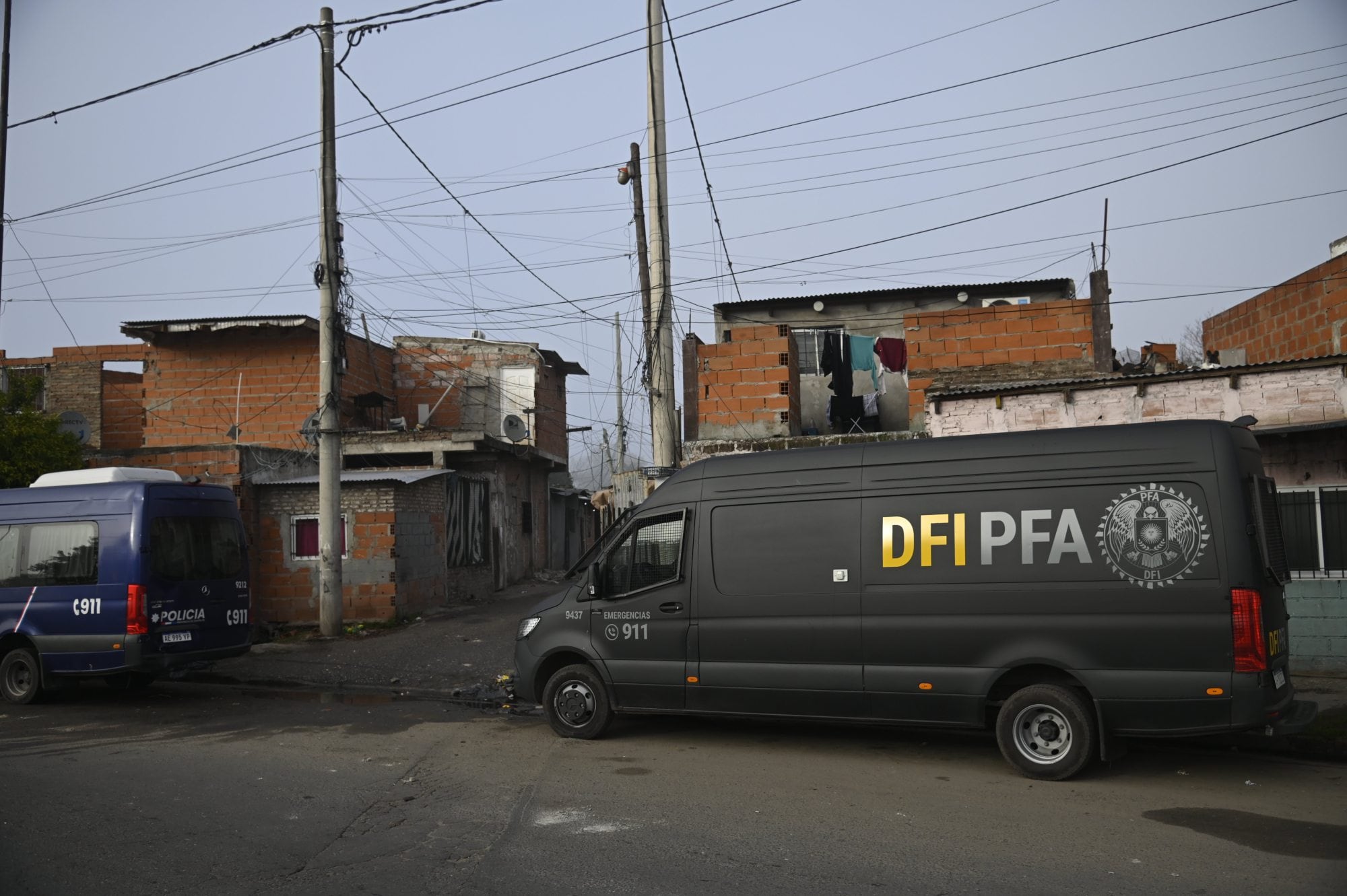 Fuerzas federales trabajan en villa Banana en busca de pistas sobre los atacantes
