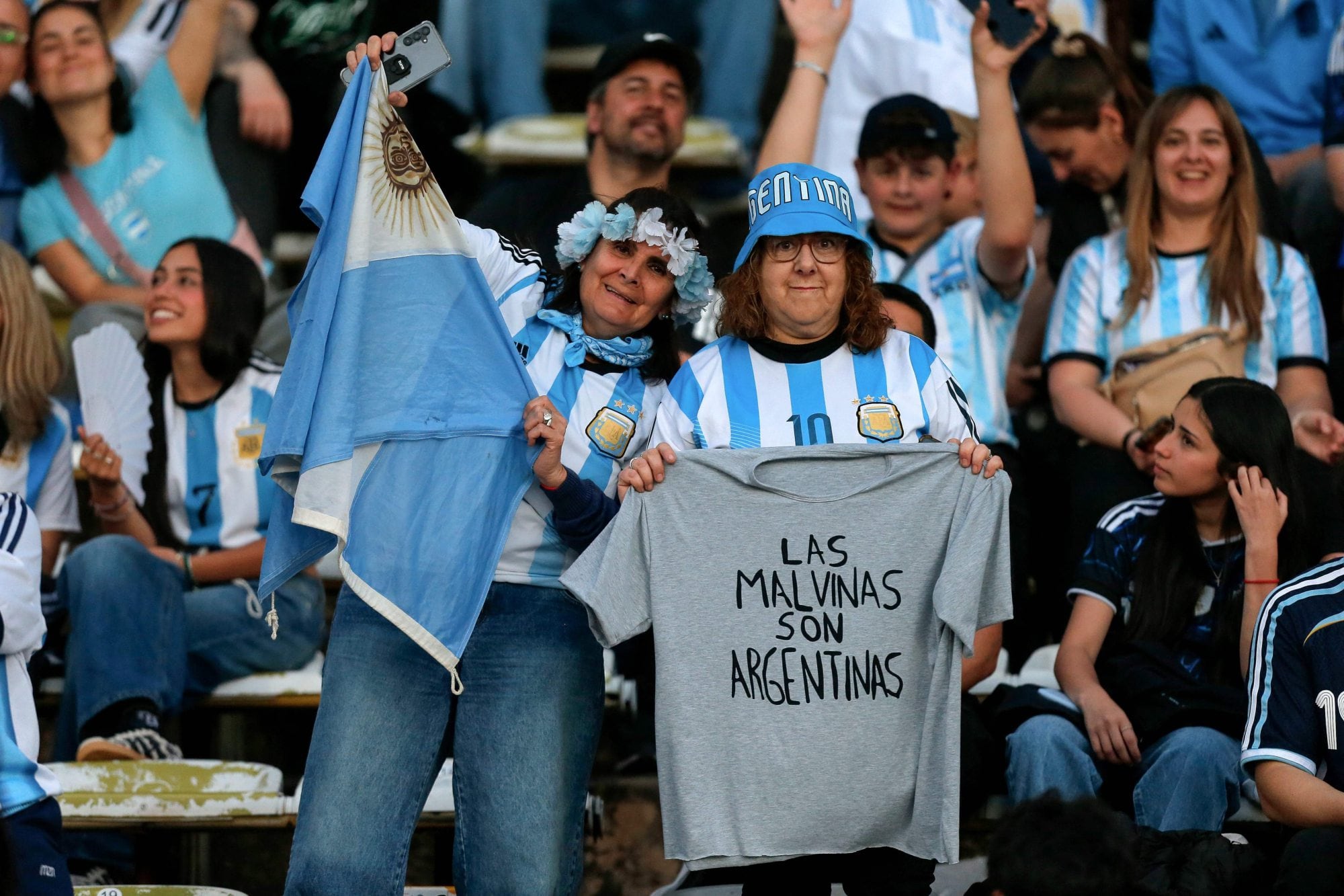 Seguidos de la selección nacional muestran una remera con la consigna de