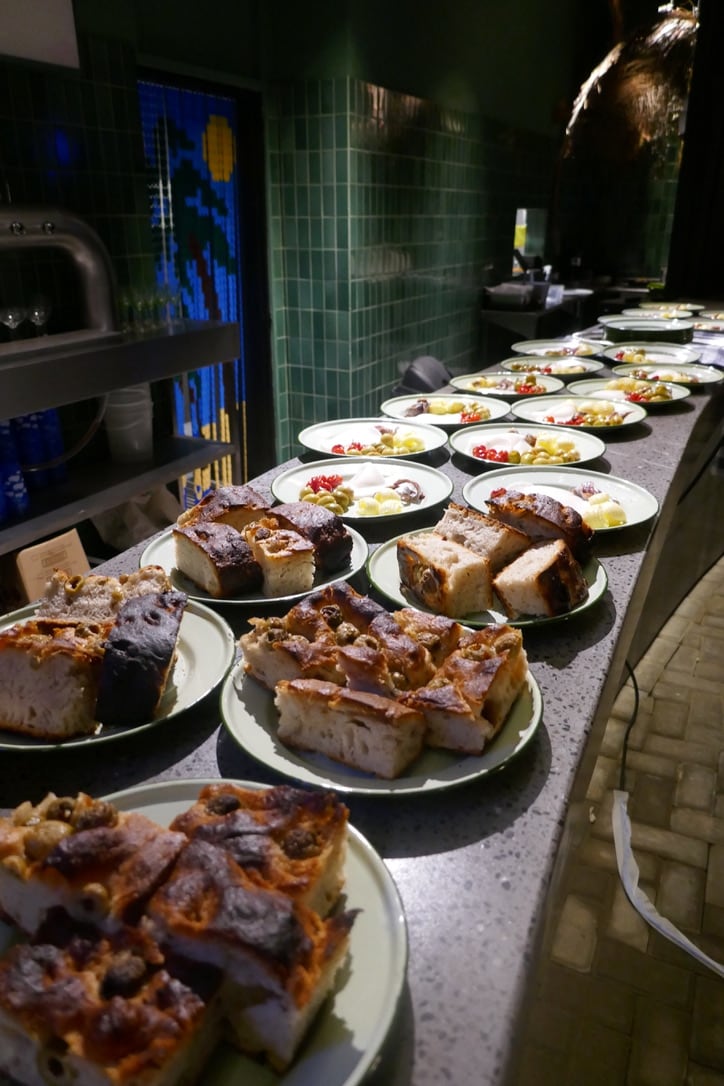 La gastronomía acompaña esa idea de espacio flexible. En el predio funciona Carnaval, el bar con hamburguesas, tortillas y platitos