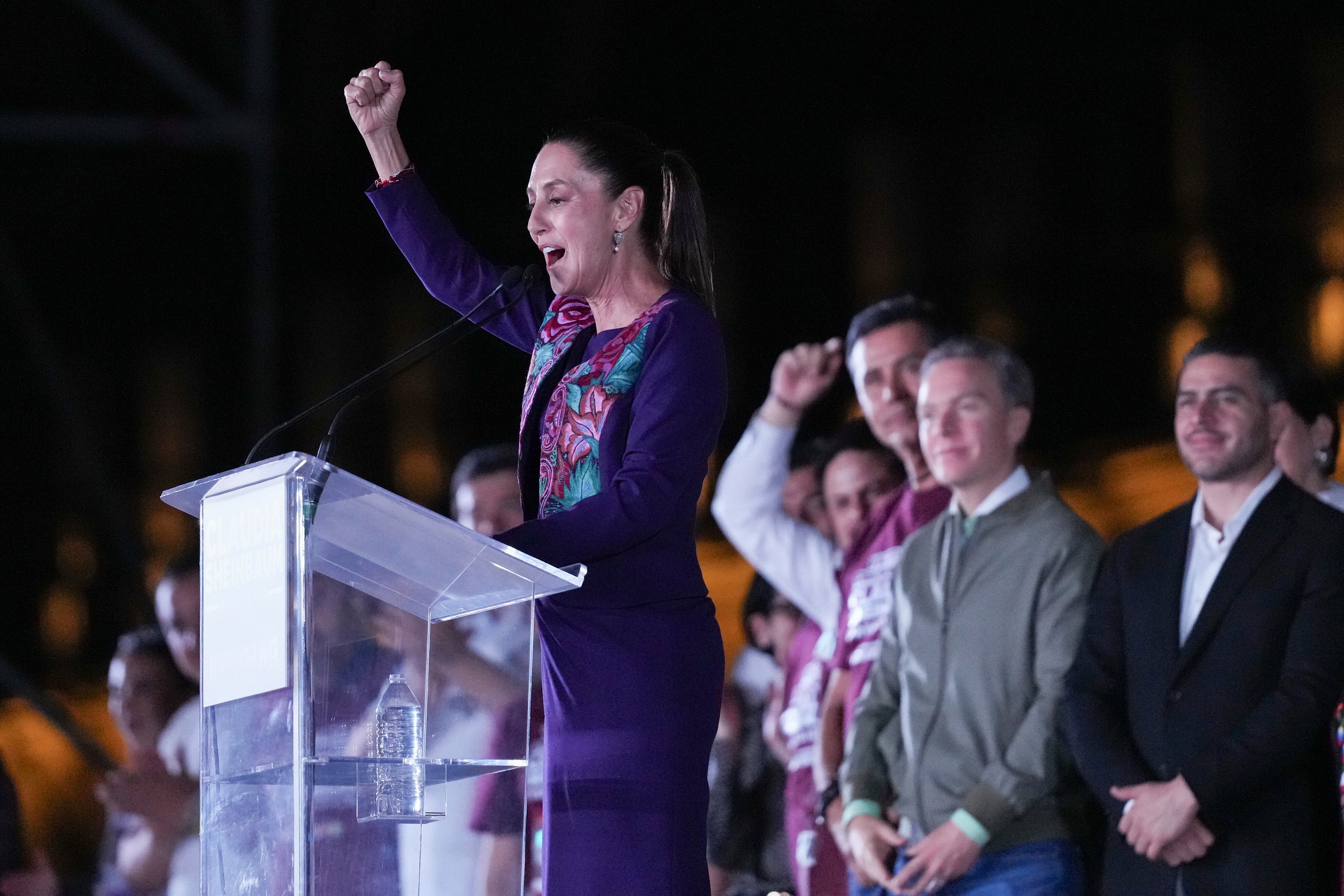 La nueva presidenta de México, Claudia Sheinbaum, se dirige a sus seguidores en el Zócalo, la plaza principal de la Ciudad de México.