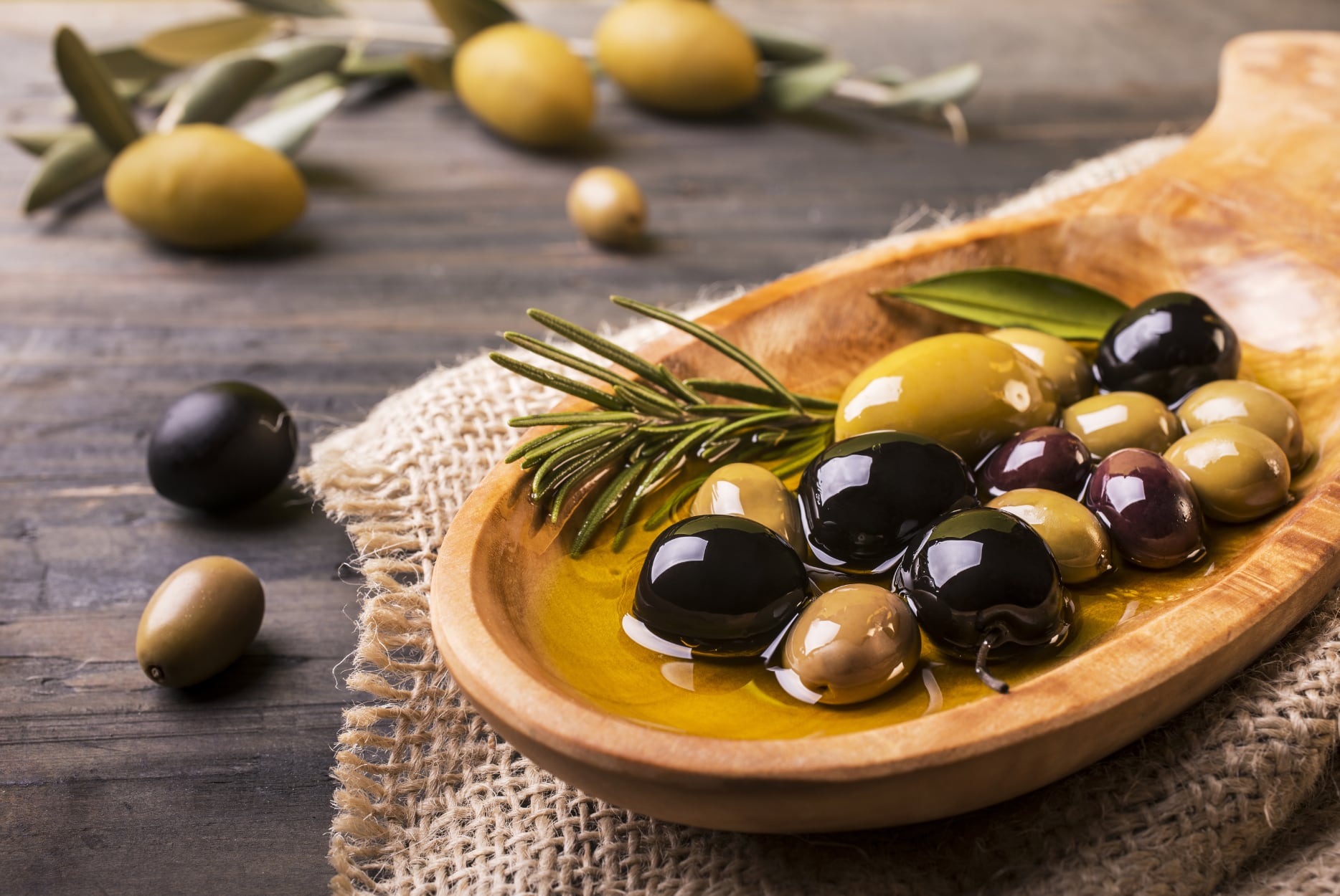 La principal diferencia entre las aceitunas verdes y las negras es el punto de maduración que alcanzan en el olivo al momento en que son cosechadas