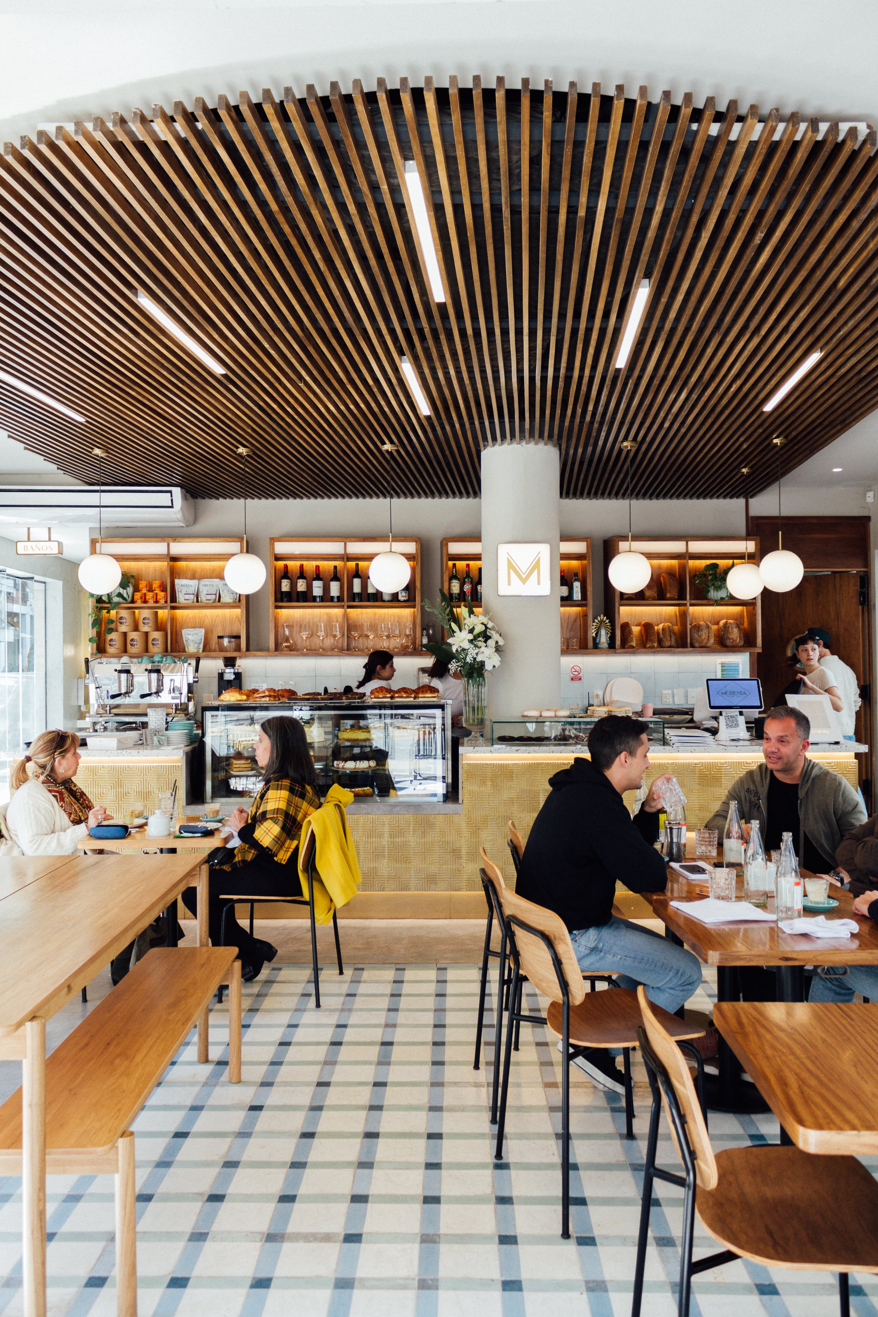 Para el interior se eligió replicar el estilo de los bancos escolares, con sillones de otros tiempos y pisos calcáreos