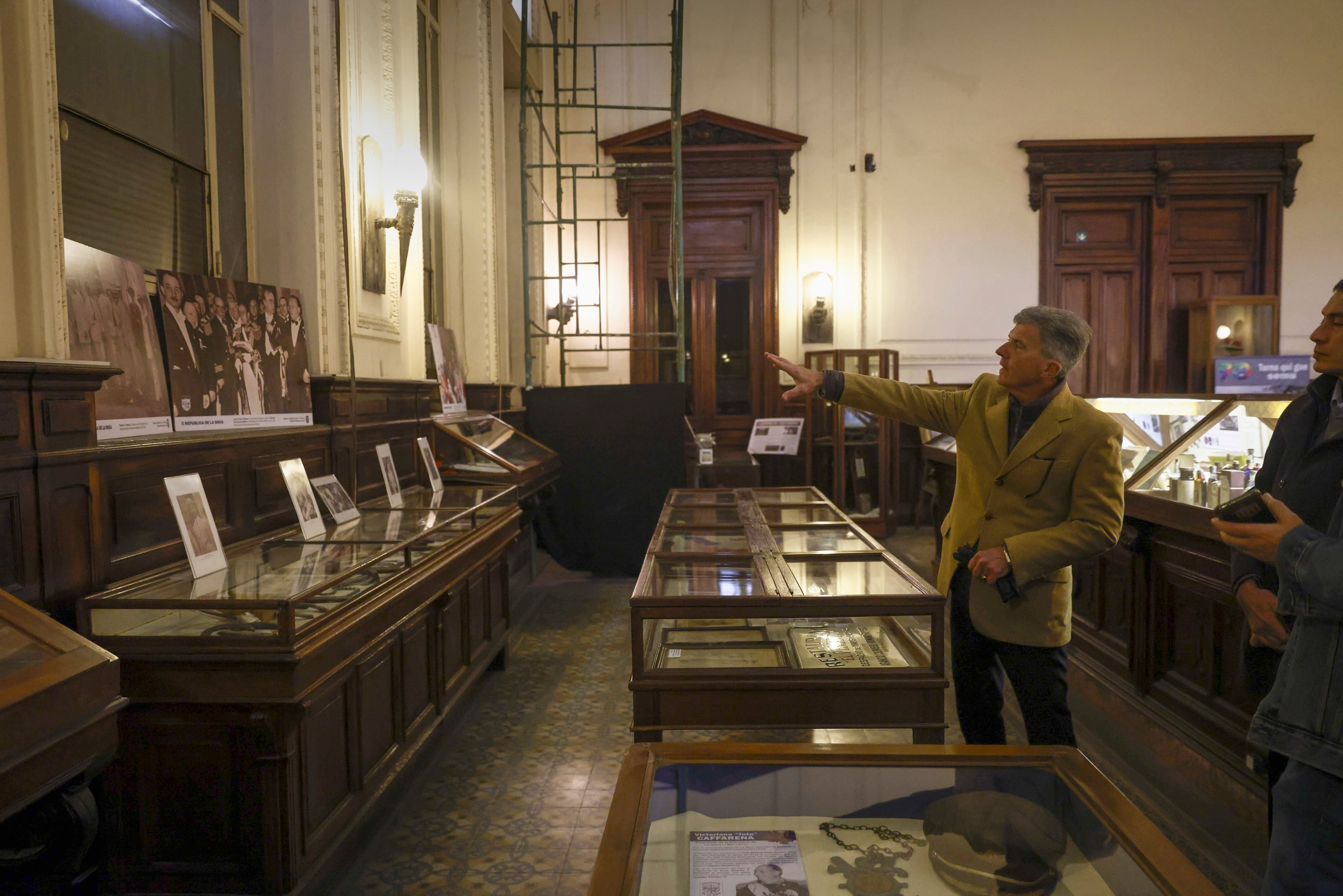 Los escritorios de la sucursal La Boca del Nuevo Banco Italiano se transformaron en vitrinas del Museo Histórico de la Boca