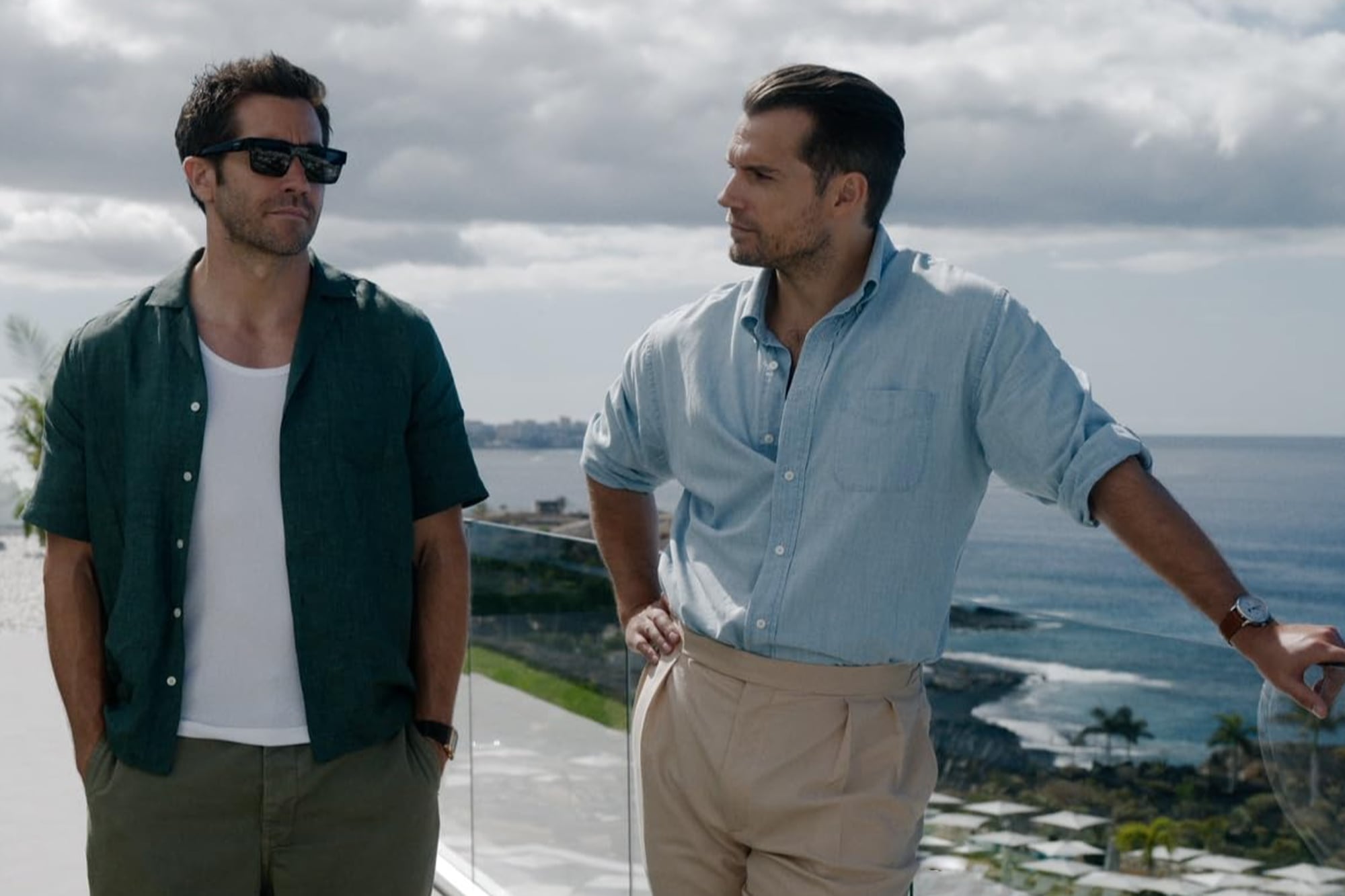 En la zona gris es un pálido thriller que sus estrellas protagónicas interpretan casi a reglamento