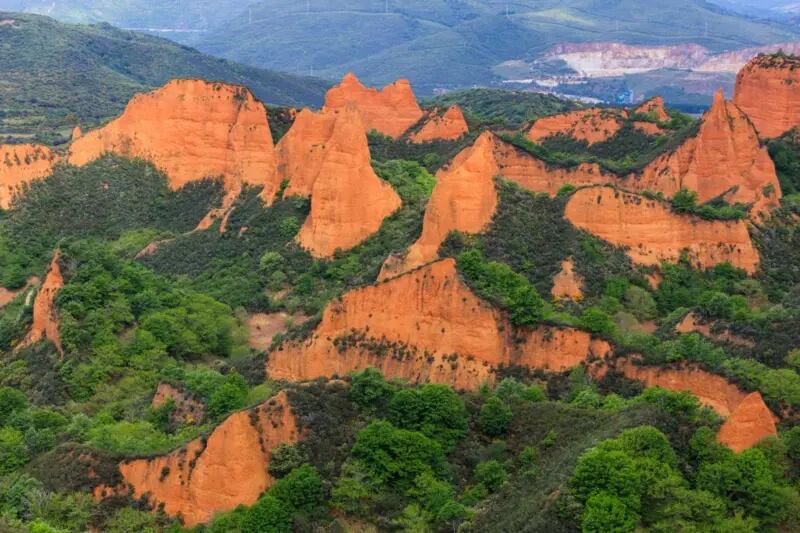 Para extraer el oro, los romanos no solamente perforaron las montañas, sino que inundaron los túneles con agua que traían con una vasta red de canales