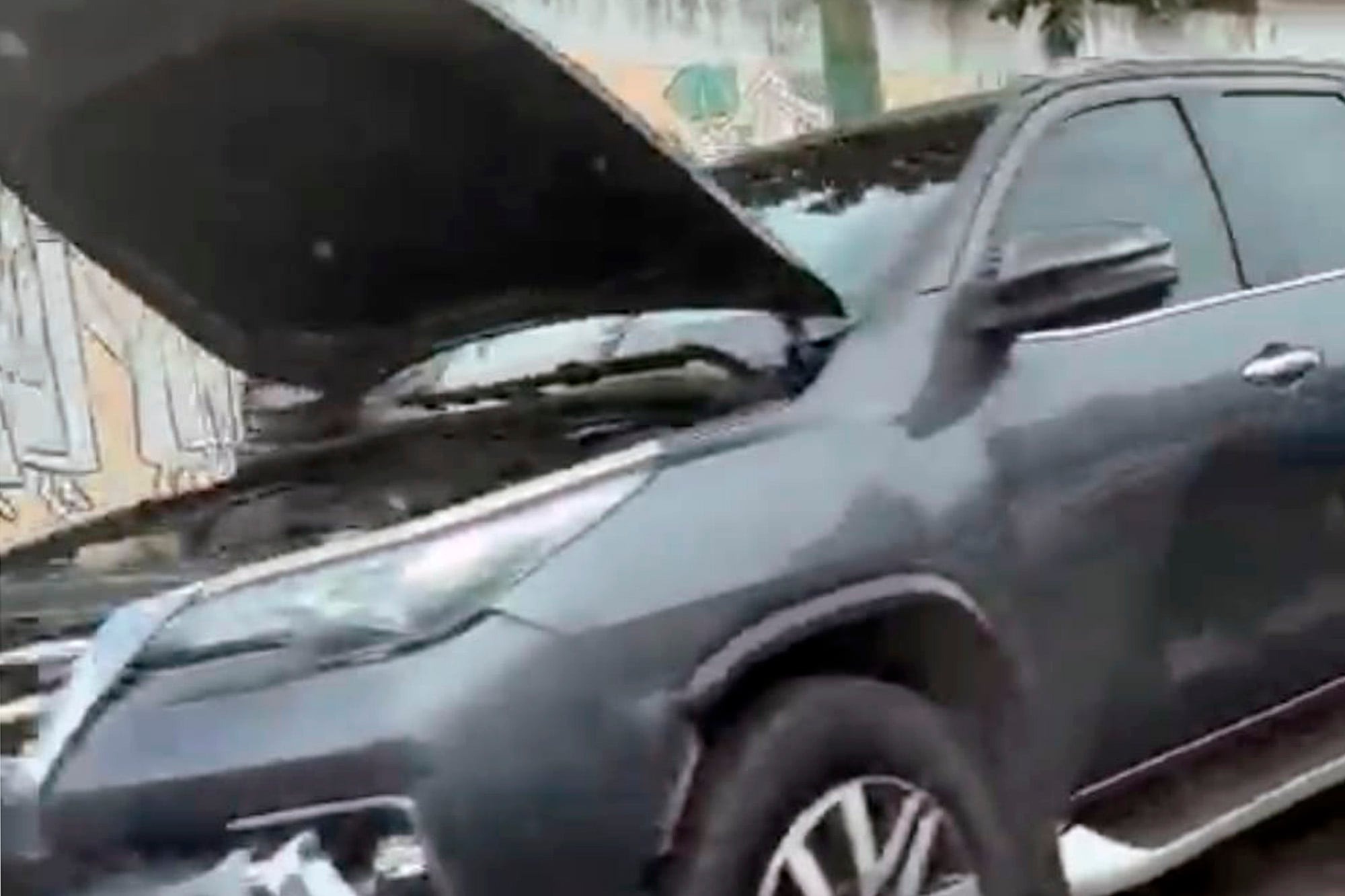 La camioneta Toyota SW4 donde se trasladaba a la tesorera de Sur Finanzas.