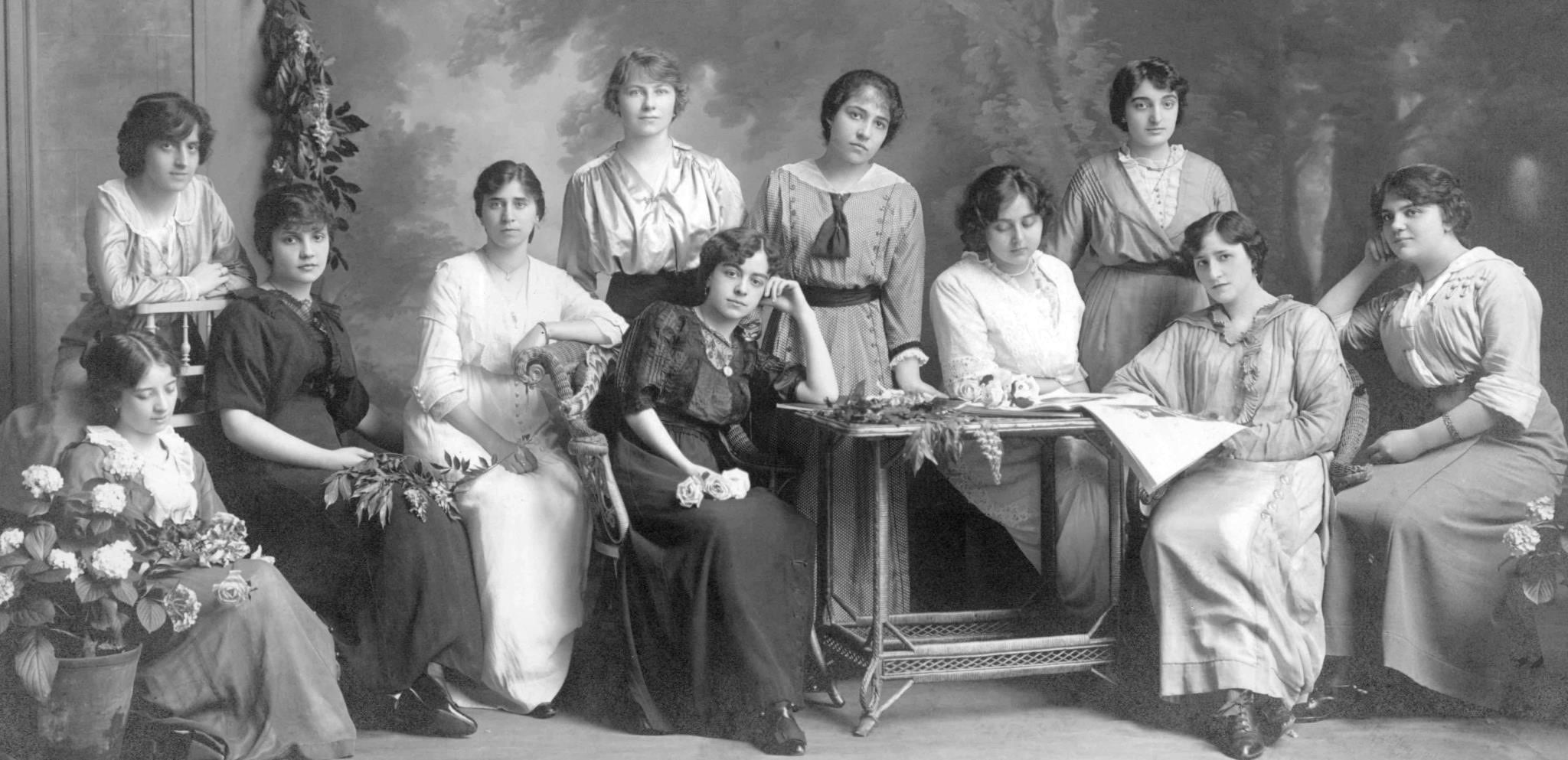 Profesoras egresadas del Lenguas Vivas en 1913.