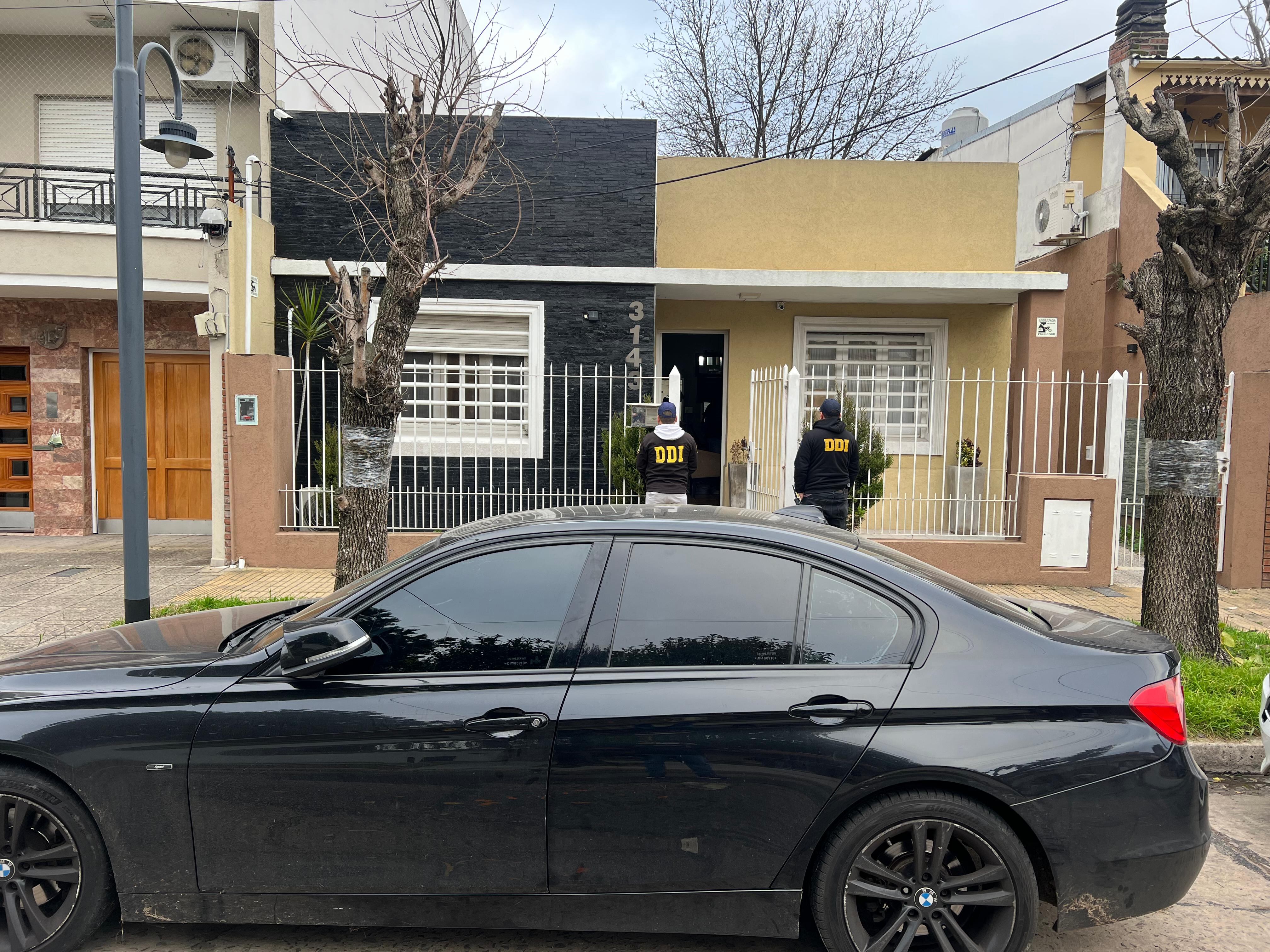 El BMW 328i en la puerta de la casa de Loenardo Viqueira en Olivos