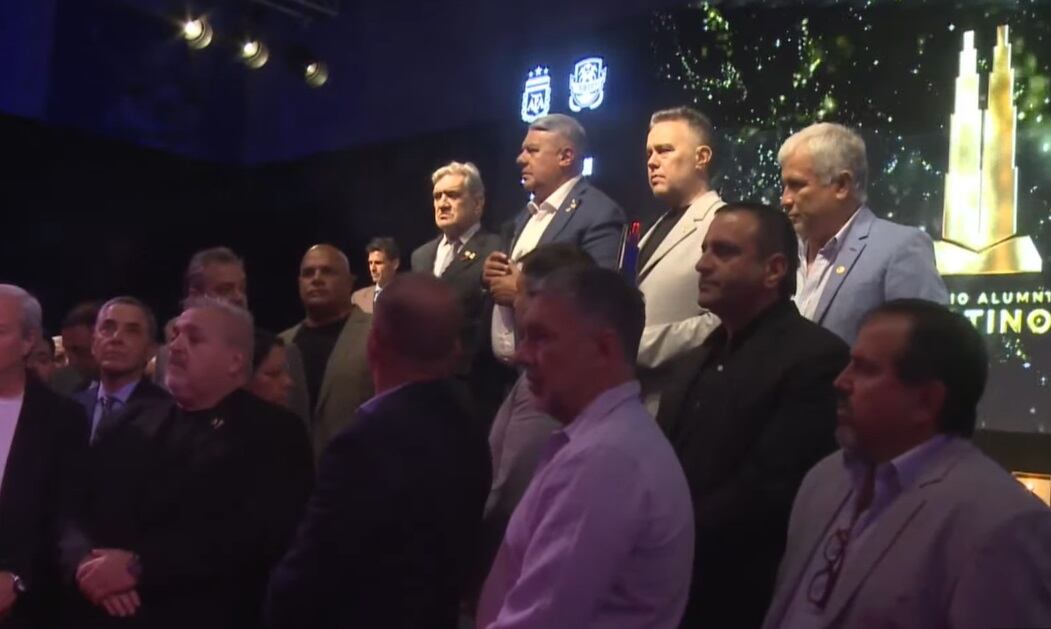 Dirigentes de distintos clubes acompañaron el discurso de Claudio Tapia