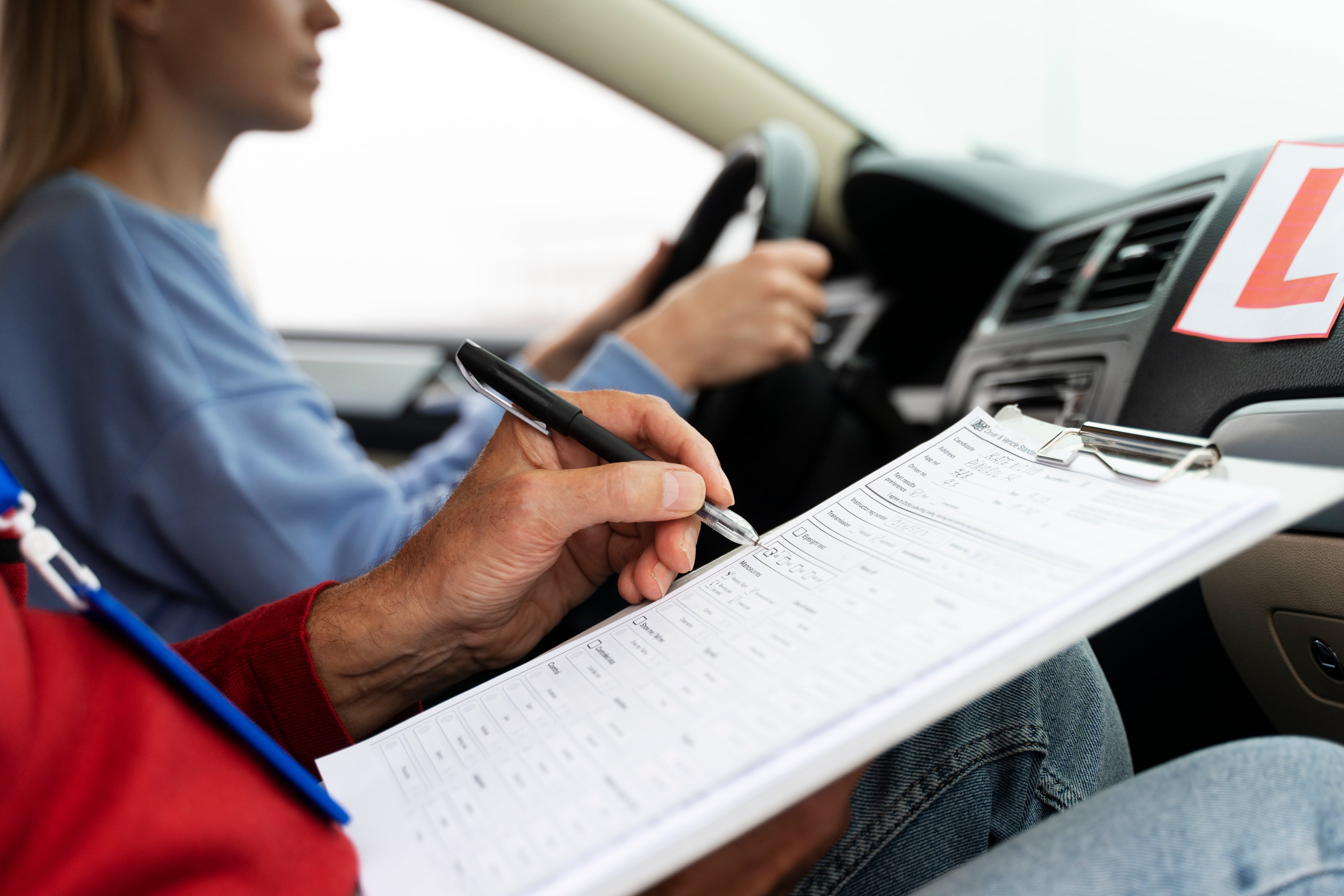 Para obtener una licencia de conducir estándar de Nueva Jersey se deberán aprobar varias etapas