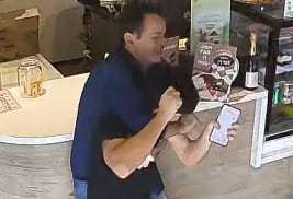 Un hombre entró a robar a una heladería de Rosario y un empleado lo enfrentó